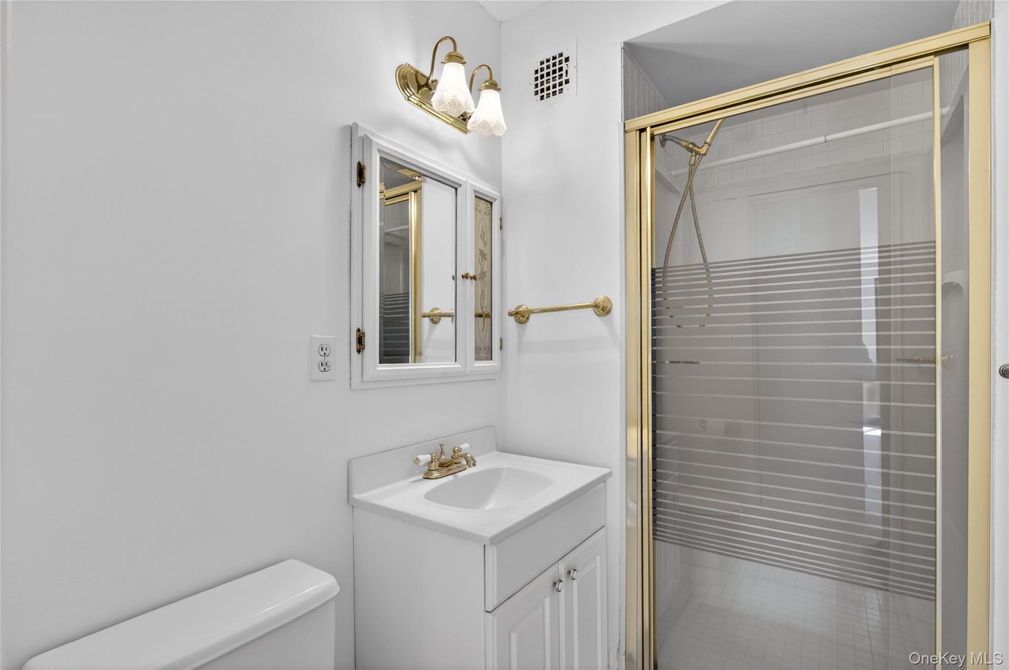  175 Maple Avenue, Westbury, NY, 11590 - 物件實景