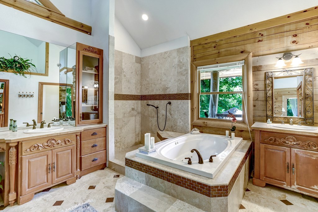 Hayesville, North Carolina, 28904, United States, 3 Bedrooms Bedrooms, ,5 BathroomsBathrooms,Residential,For Sale,1931942