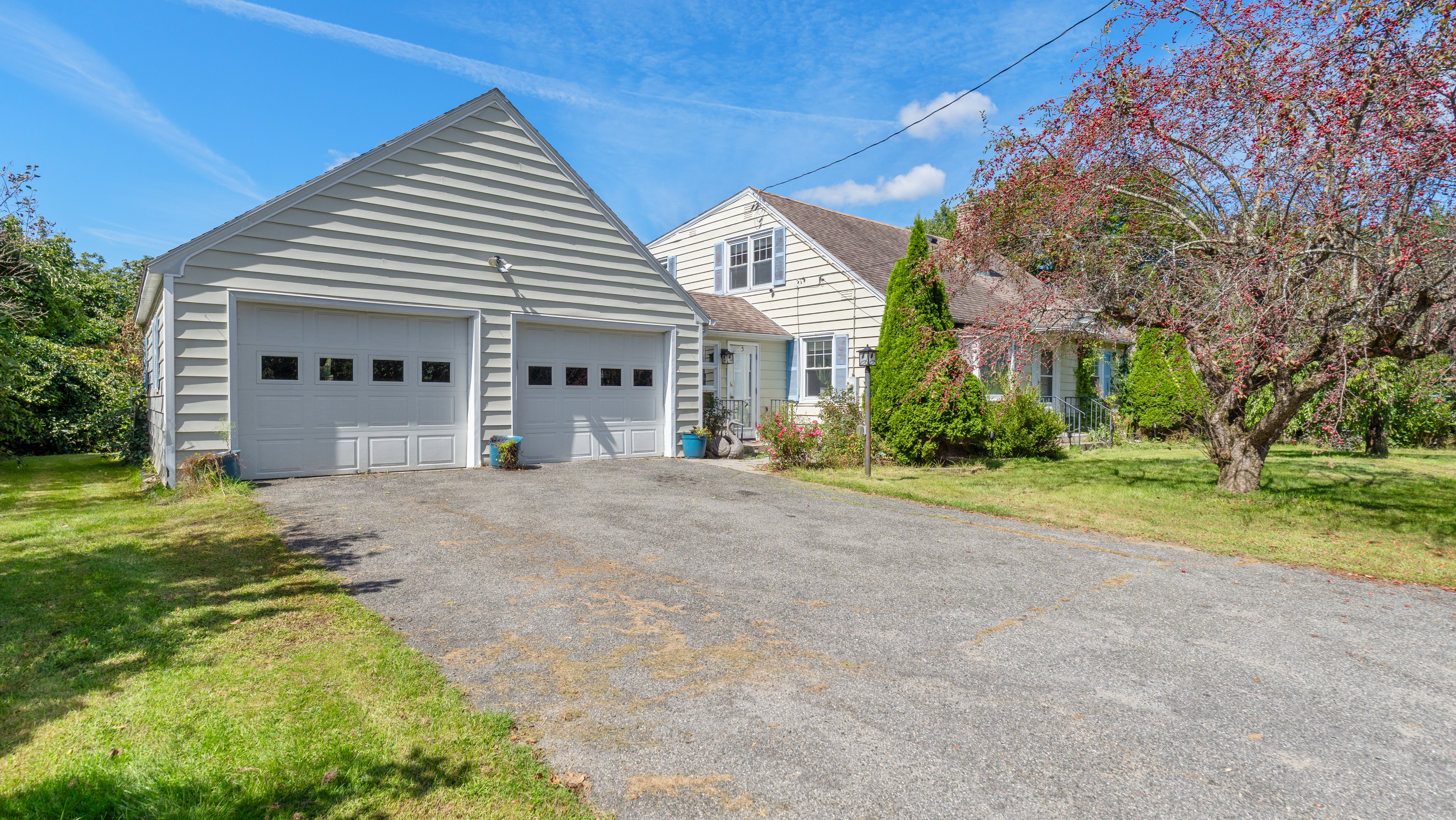  CHARMING IN-TOWN CAPE ON SPACIOUS LOT WITH INGROUND POOL - 物件實景