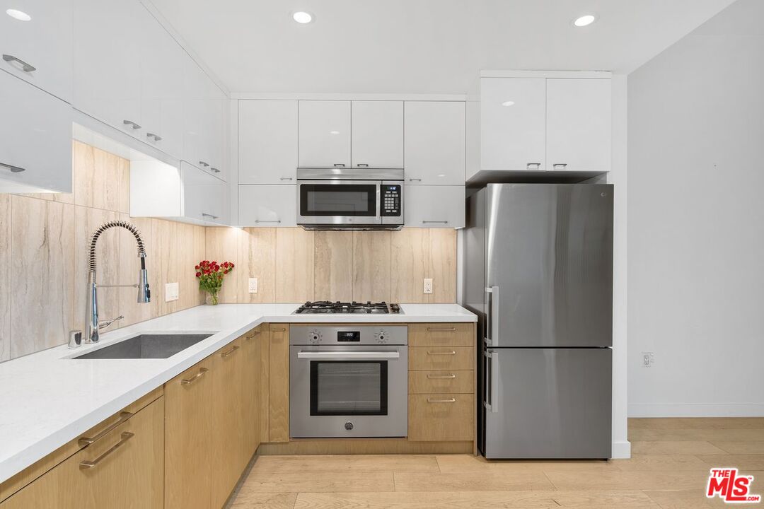 Los Angeles, California, 90013, United States, 1 Bedroom Bedrooms, ,1 BathroomBathrooms,Residential,For Sale,1995837