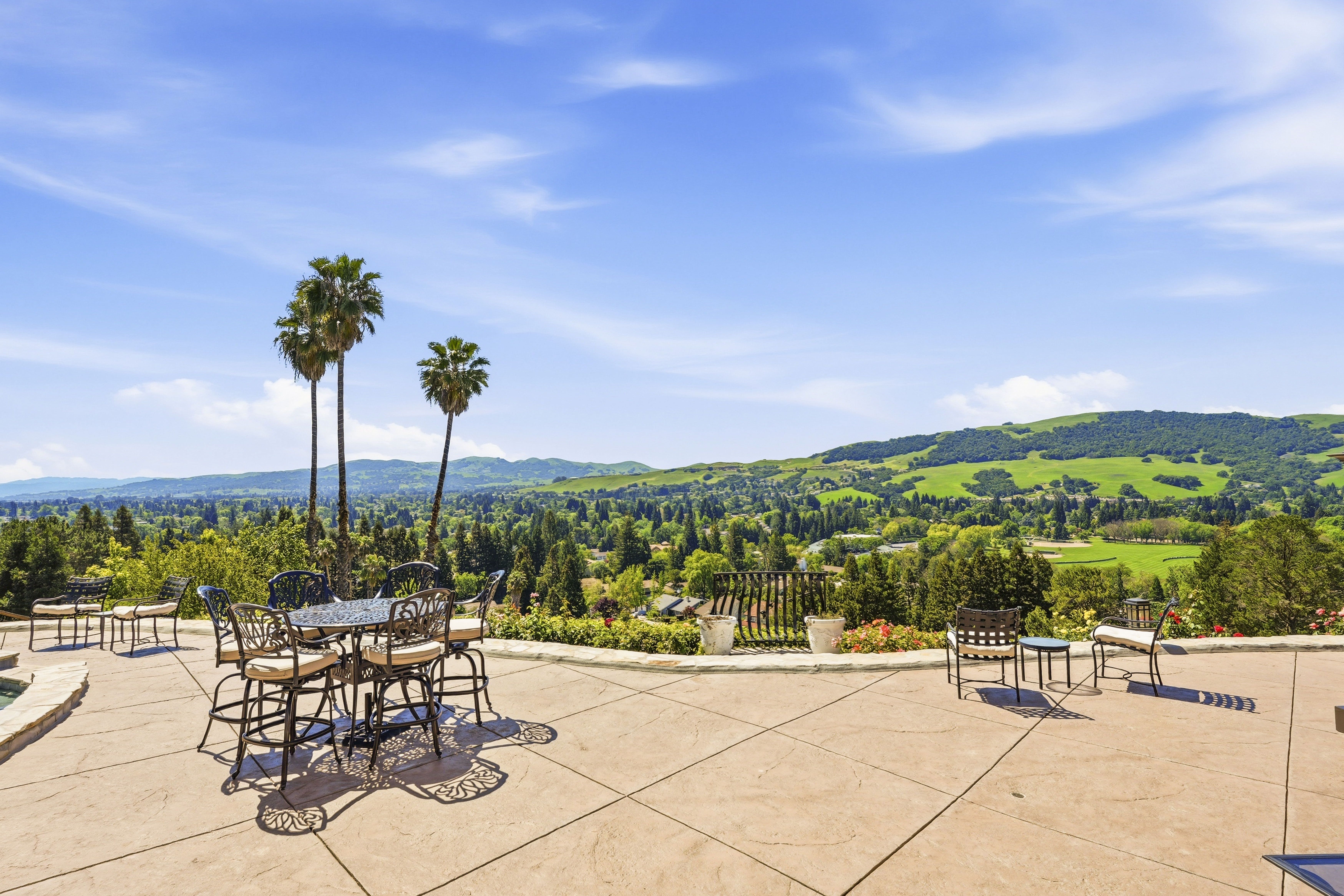  Million Dollar Views and Timeless Elegance in This Exceptional Residence - 物件實景