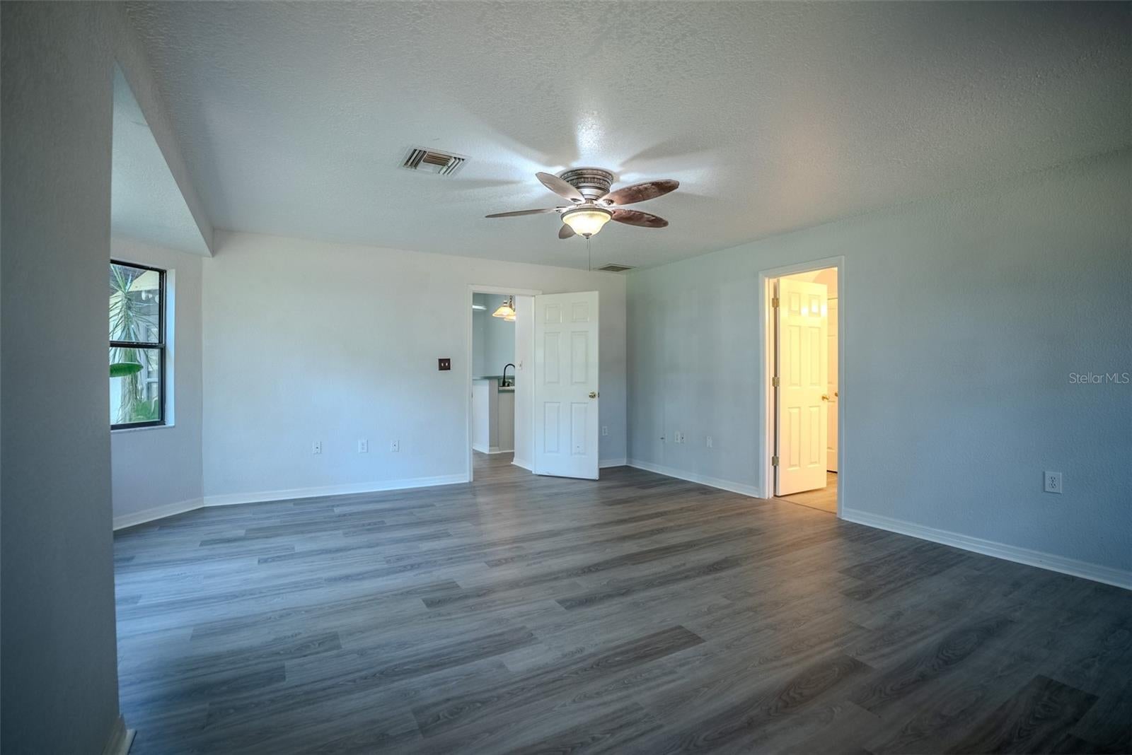 LADY LAKE, Florida, 32159, United States, 5 Bedrooms Bedrooms, ,3 BathroomsBathrooms,Residential,For Sale,1850305