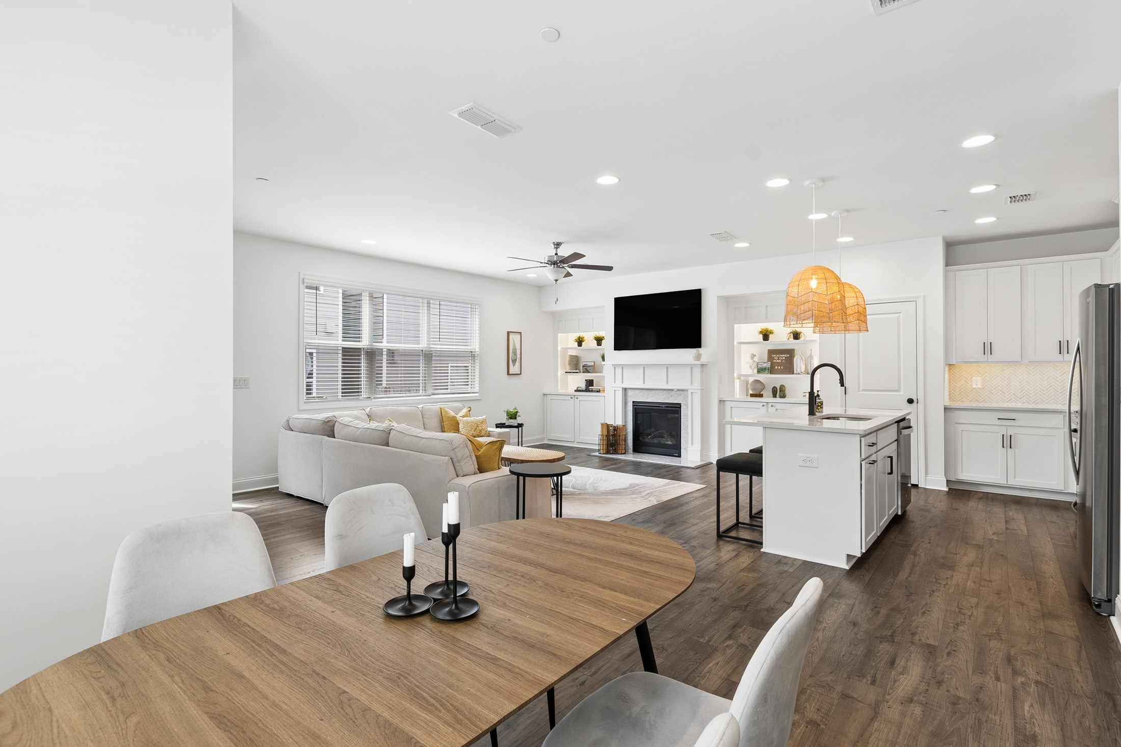  End-Unit, Craftsman Townhome with Custom Upgrades - 物件實景