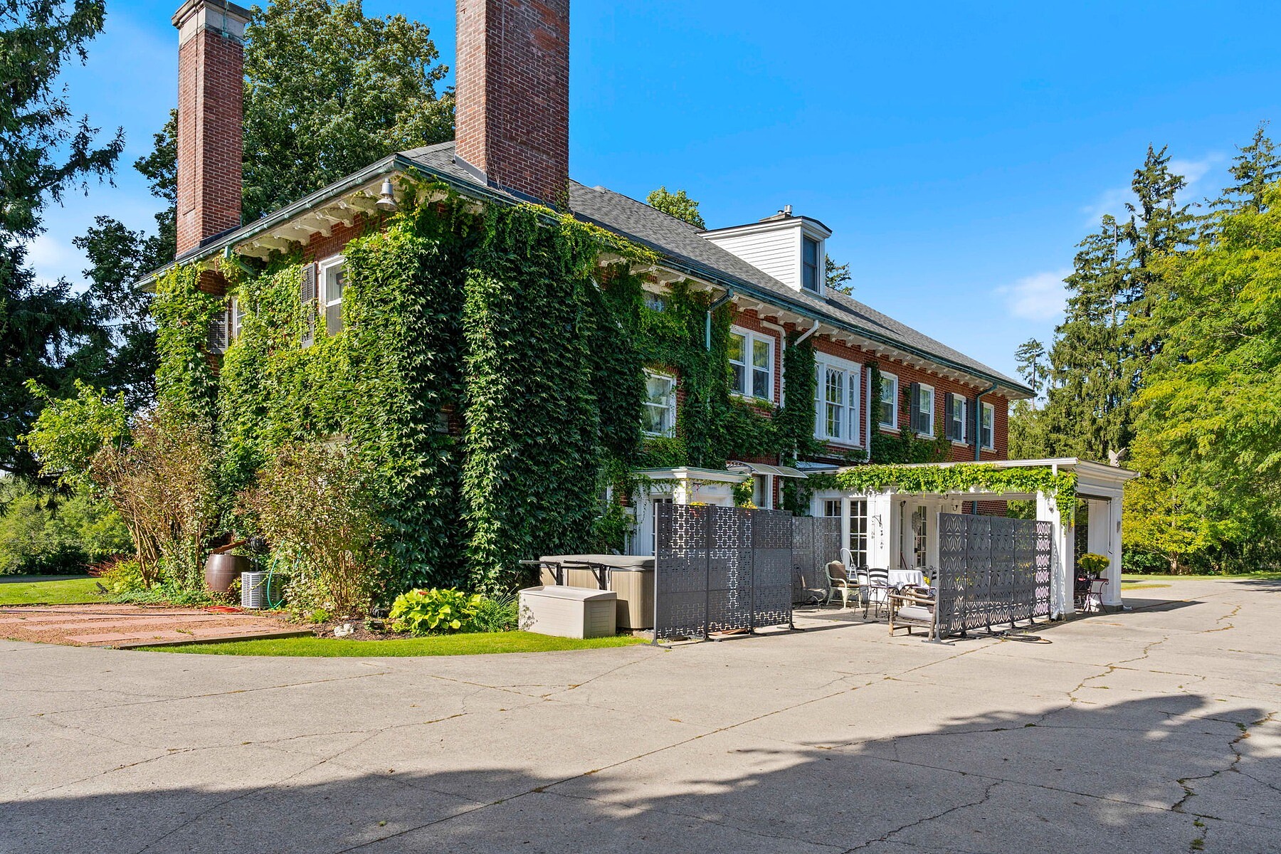  Neo-Classical Revival Home - 物件實景