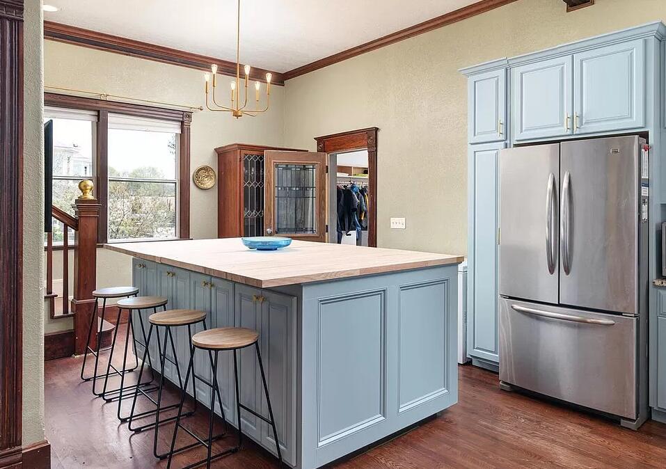 La Crosse, Wisconsin, 54601, United States, 6 Bedrooms Bedrooms, ,5 BathroomsBathrooms,Residential,For Sale,2018389