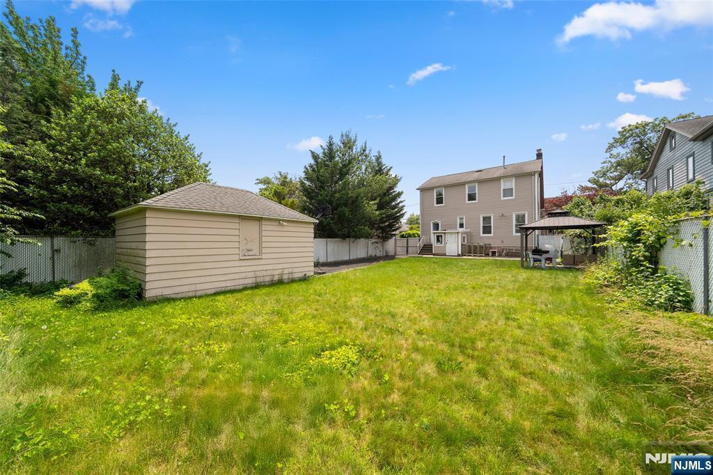 Fort Lee, New Jersey, 07024, United States, 4 Bedrooms Bedrooms, ,3 BathroomsBathrooms,Residential,For Sale,1850035