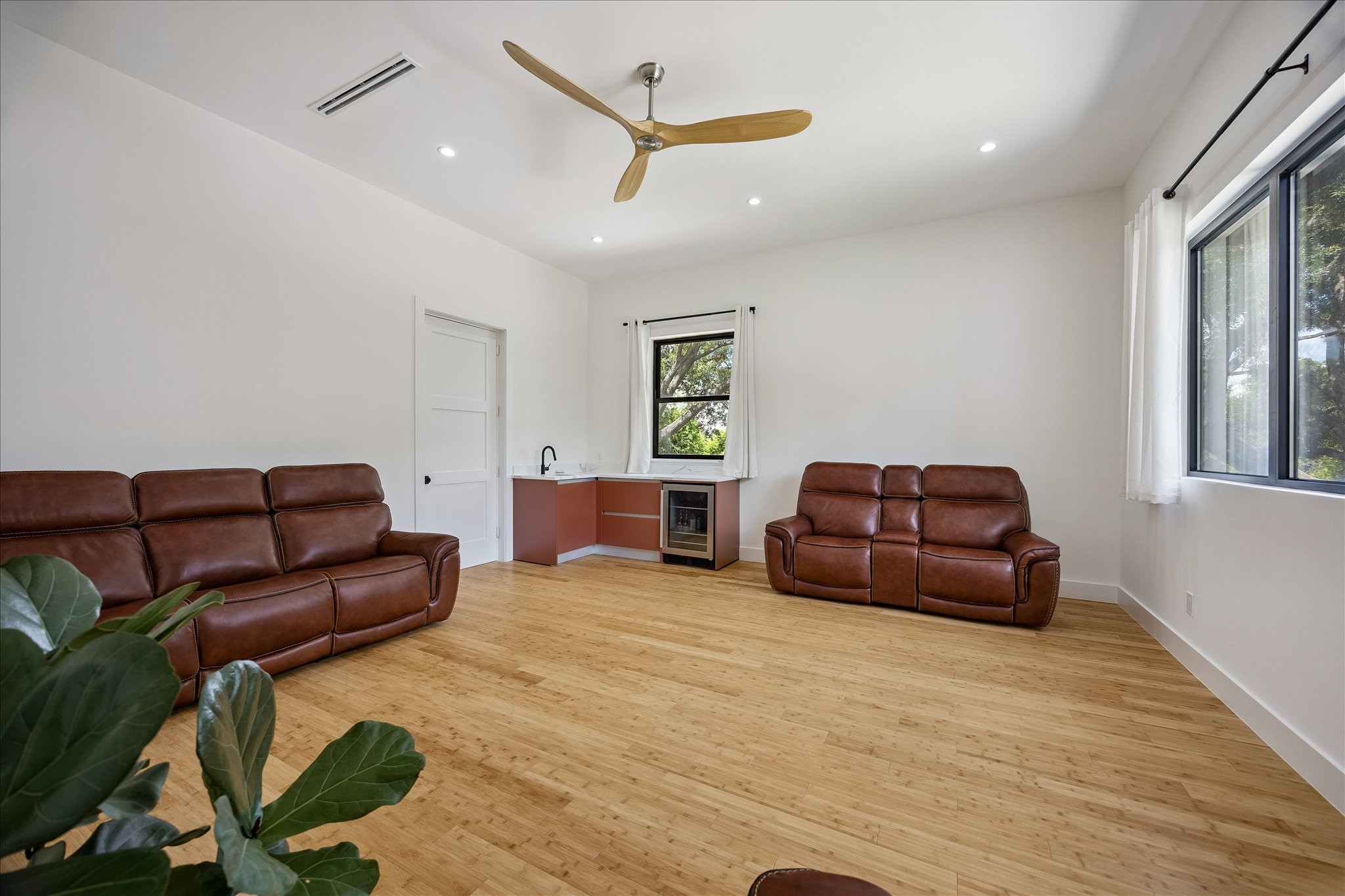  9909 Larston Street - 物件實景