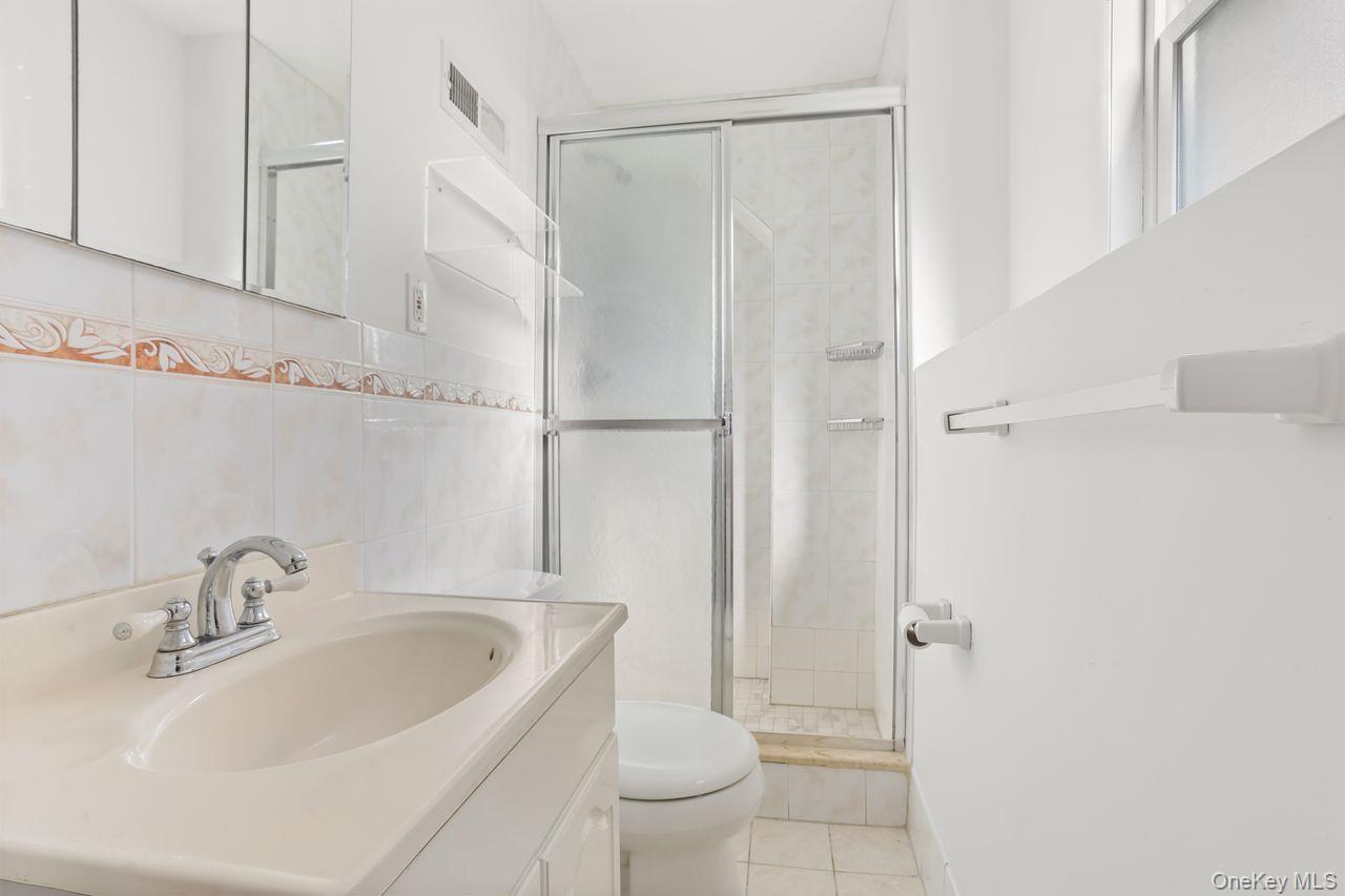 Yonkers, New York, 10710, United States, 4 Bedrooms Bedrooms, ,2 BathroomsBathrooms,Residential,For Sale,1991098