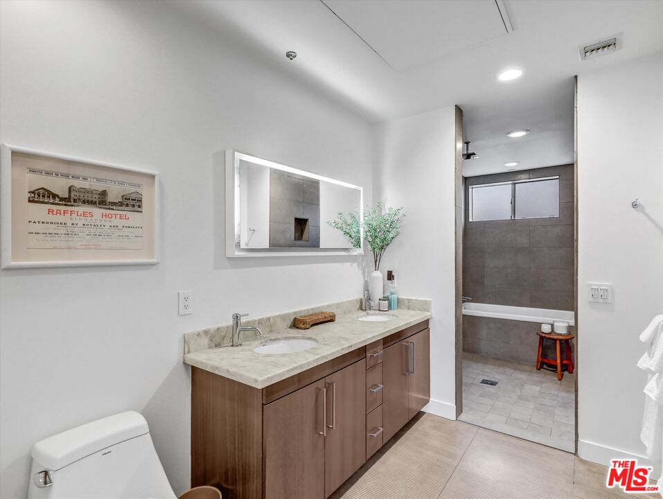 Los Angeles, California, 90028, United States, 1 Bedroom Bedrooms, ,1 BathroomBathrooms,Residential,For Sale,1997109