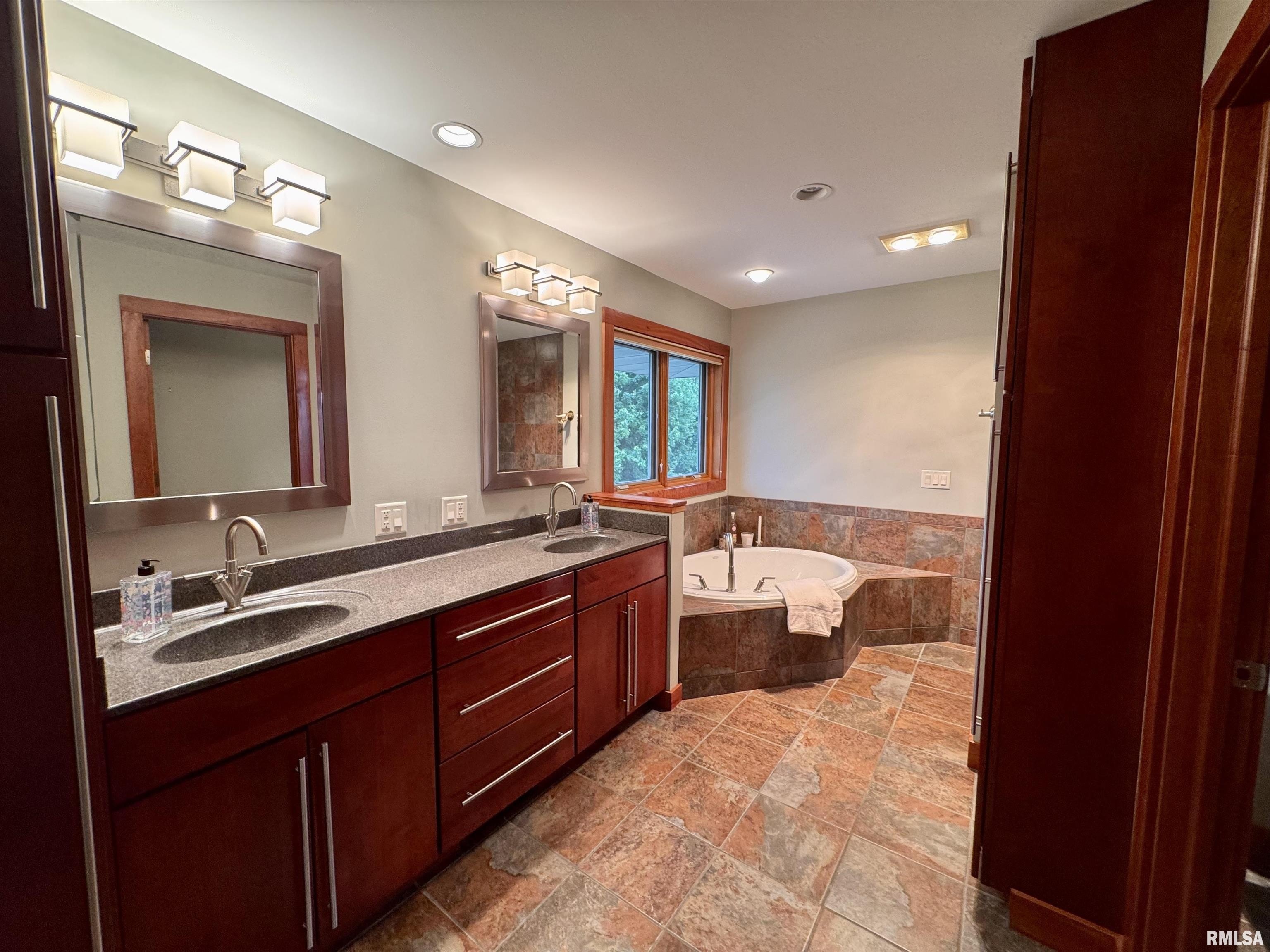 Macomb, Illinois, 61455, United States, 5 Bedrooms Bedrooms, ,5 BathroomsBathrooms,Residential,For Sale,1915760