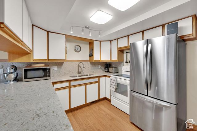 Sandy, Utah, 84092, United States, 4 Bedrooms Bedrooms, ,3 BathroomsBathrooms,Residential,For Sale,1938021