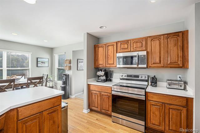Wixom, Michigan, 48393, United States, 5 Bedrooms Bedrooms, ,4 BathroomsBathrooms,Residential,For Sale,1930783