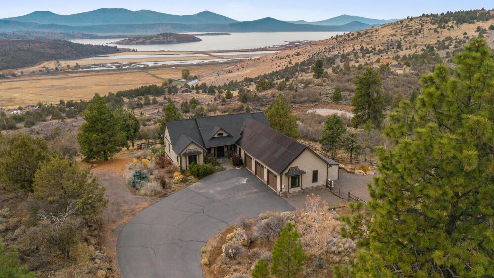 Klamath Falls, Oregon, 97601, United States, 4 Bedrooms Bedrooms, ,3 BathroomsBathrooms,Residential,For Sale,1987766