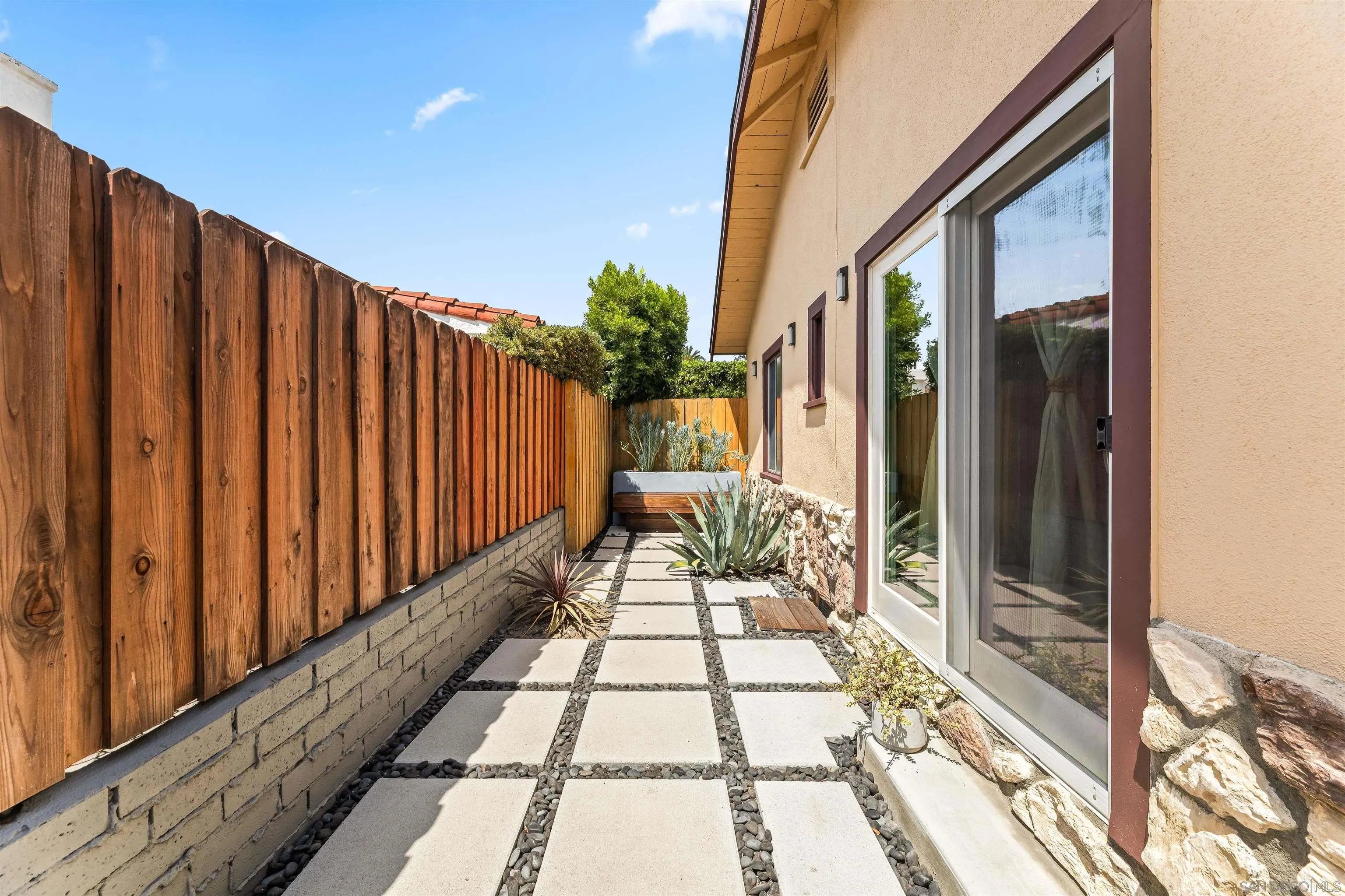 North Hollywood, California, 91601, United States, 2 Bedrooms Bedrooms, ,1 BathroomBathrooms,Residential,For Sale,1992001