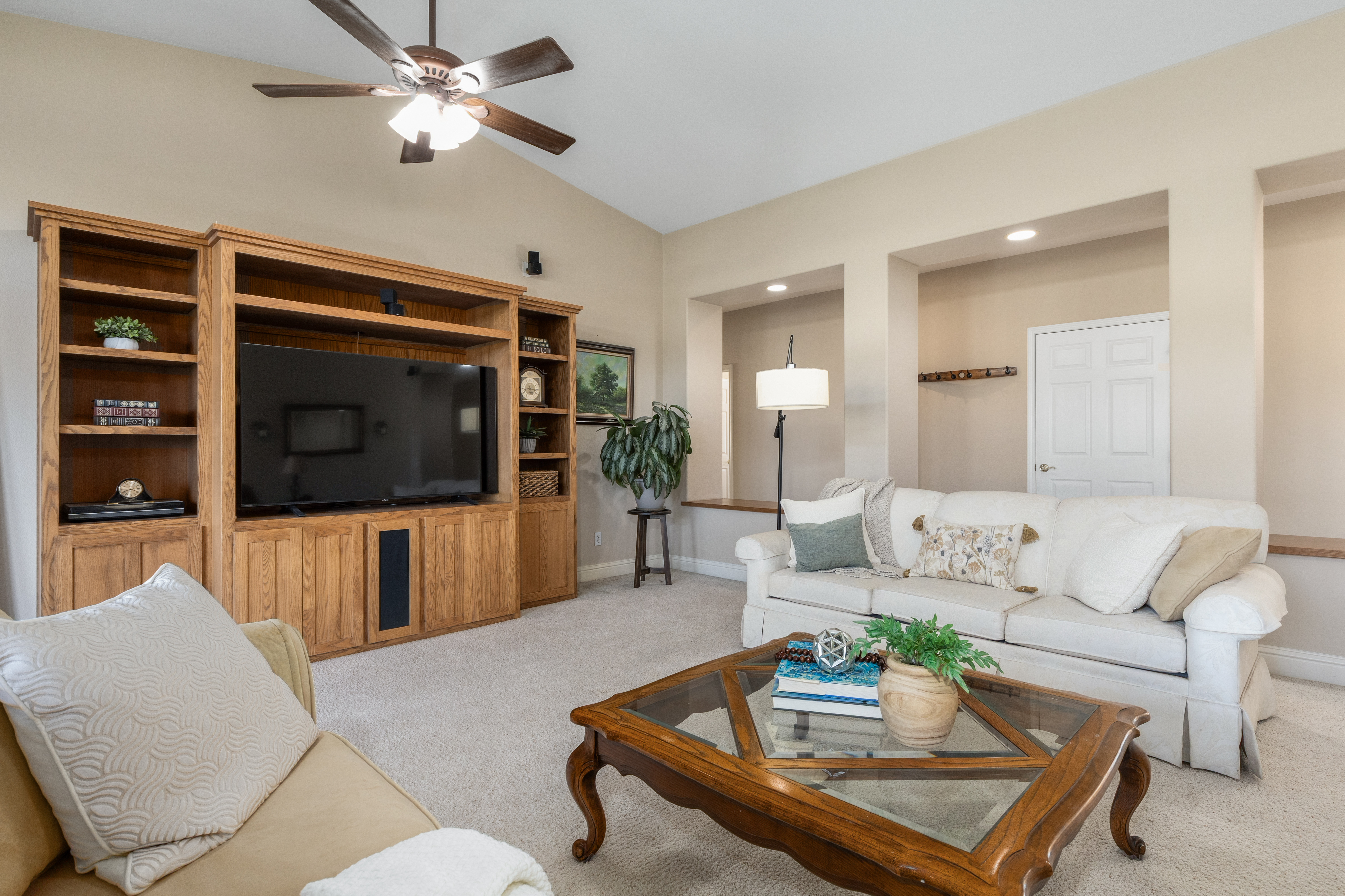  Stunning Lake Nacimiento Retreat with 6-Car Garage, Workshop & RV/Boat Parking - 物件實景