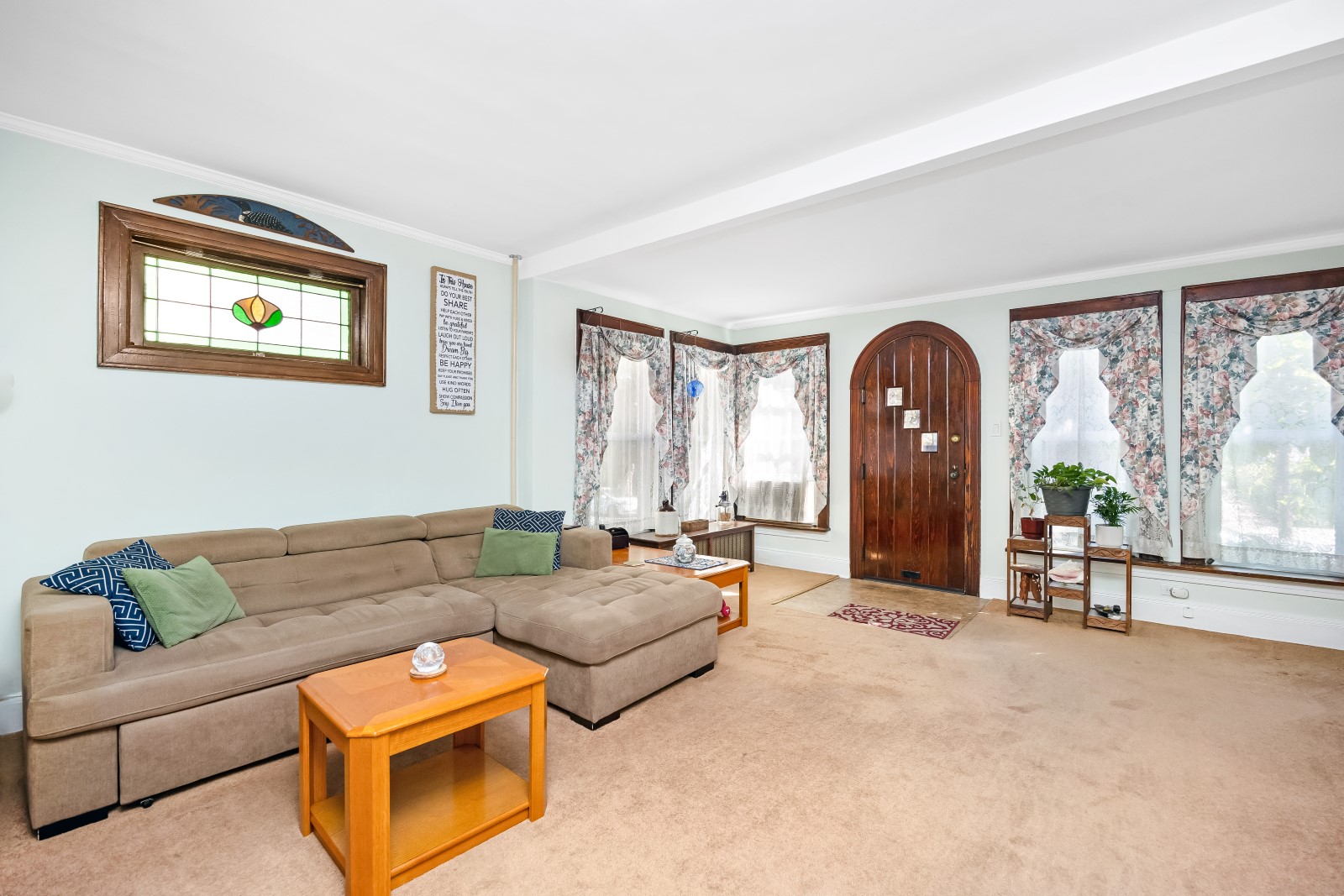 Glendale, New York, 11385, United States, 3 Bedrooms Bedrooms, ,2 BathroomsBathrooms,Residential,For Sale,1932107