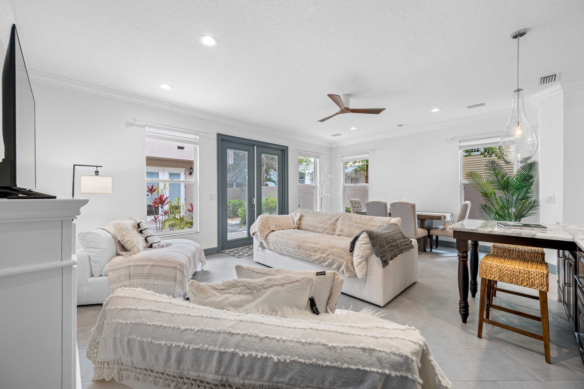 St Petersburg, Florida, 33701, United States, 3 Bedrooms Bedrooms, ,3 BathroomsBathrooms,Residential,For Sale,1979371