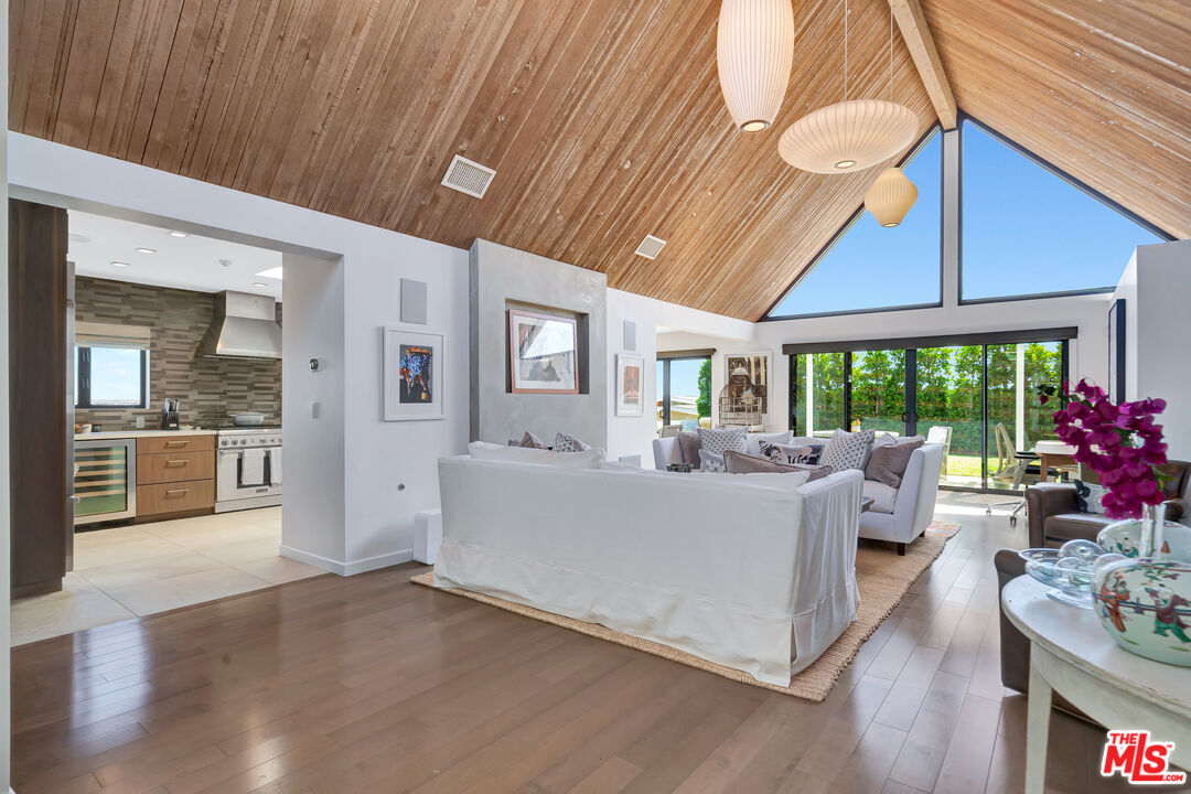 Malibu, California, 90265, United States, 4 Bedrooms Bedrooms, ,3 BathroomsBathrooms,Residential,For Sale,1925740