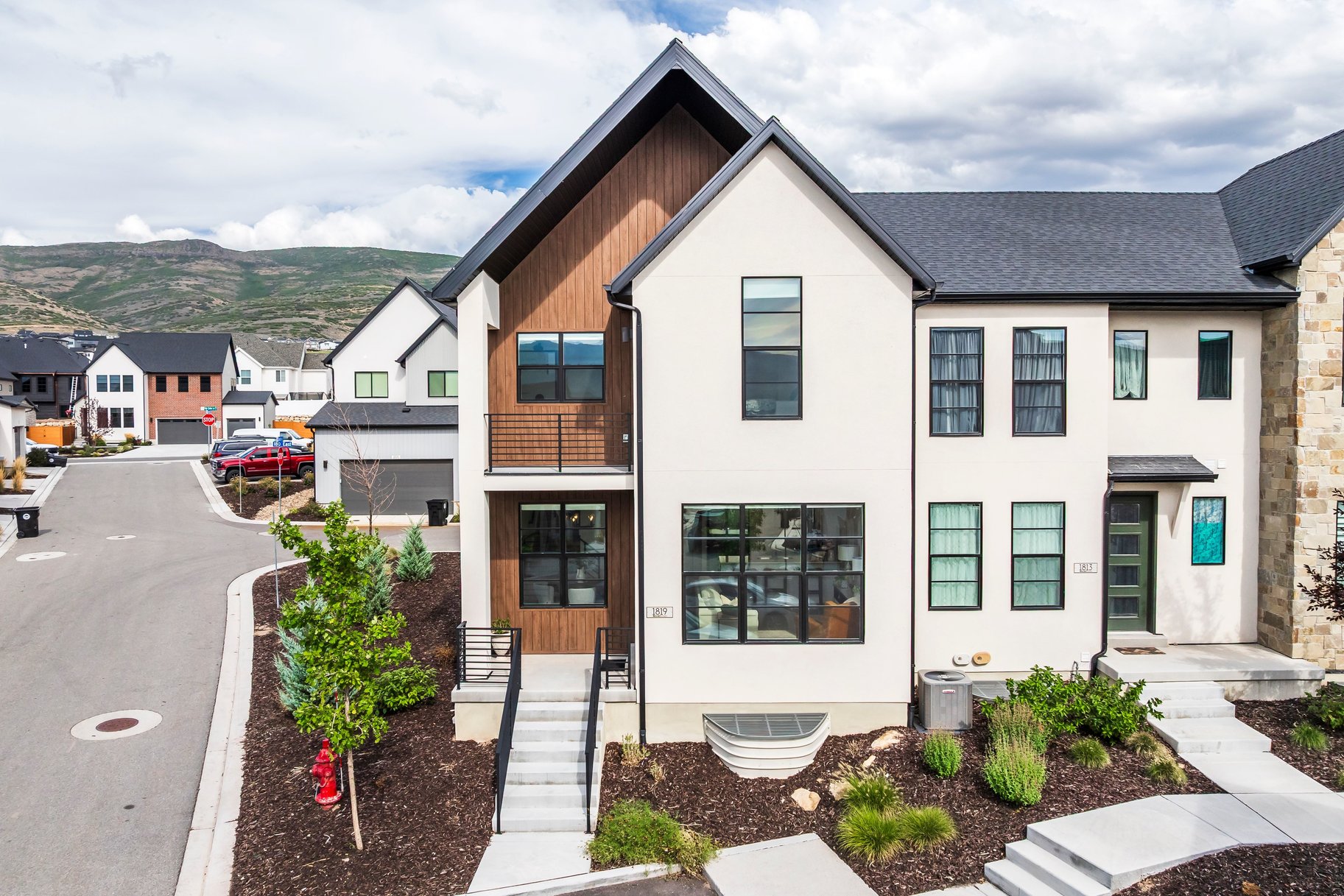  Rare Row-End Townhome - 物件實景