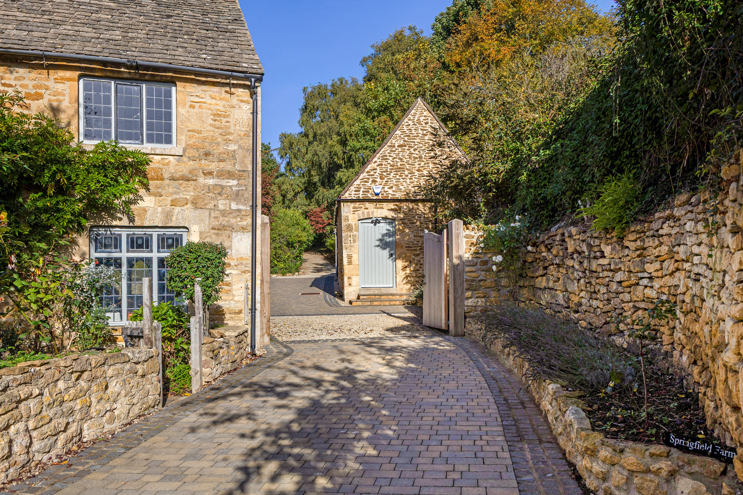  A Cotswolds stone village house with an annexe and extensive outbuildings - 物件實景