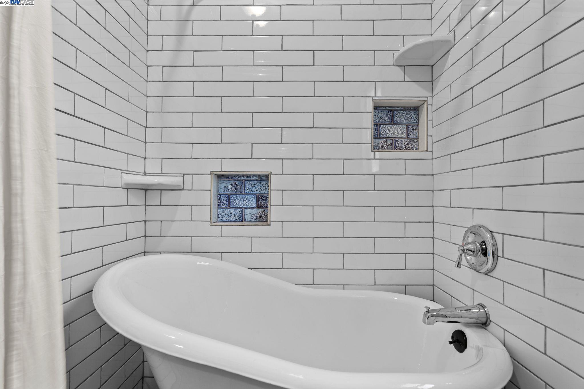 Oakland, California, 94606, United States, 3 Bedrooms Bedrooms, ,2 BathroomsBathrooms,Residential,For Sale,1839089