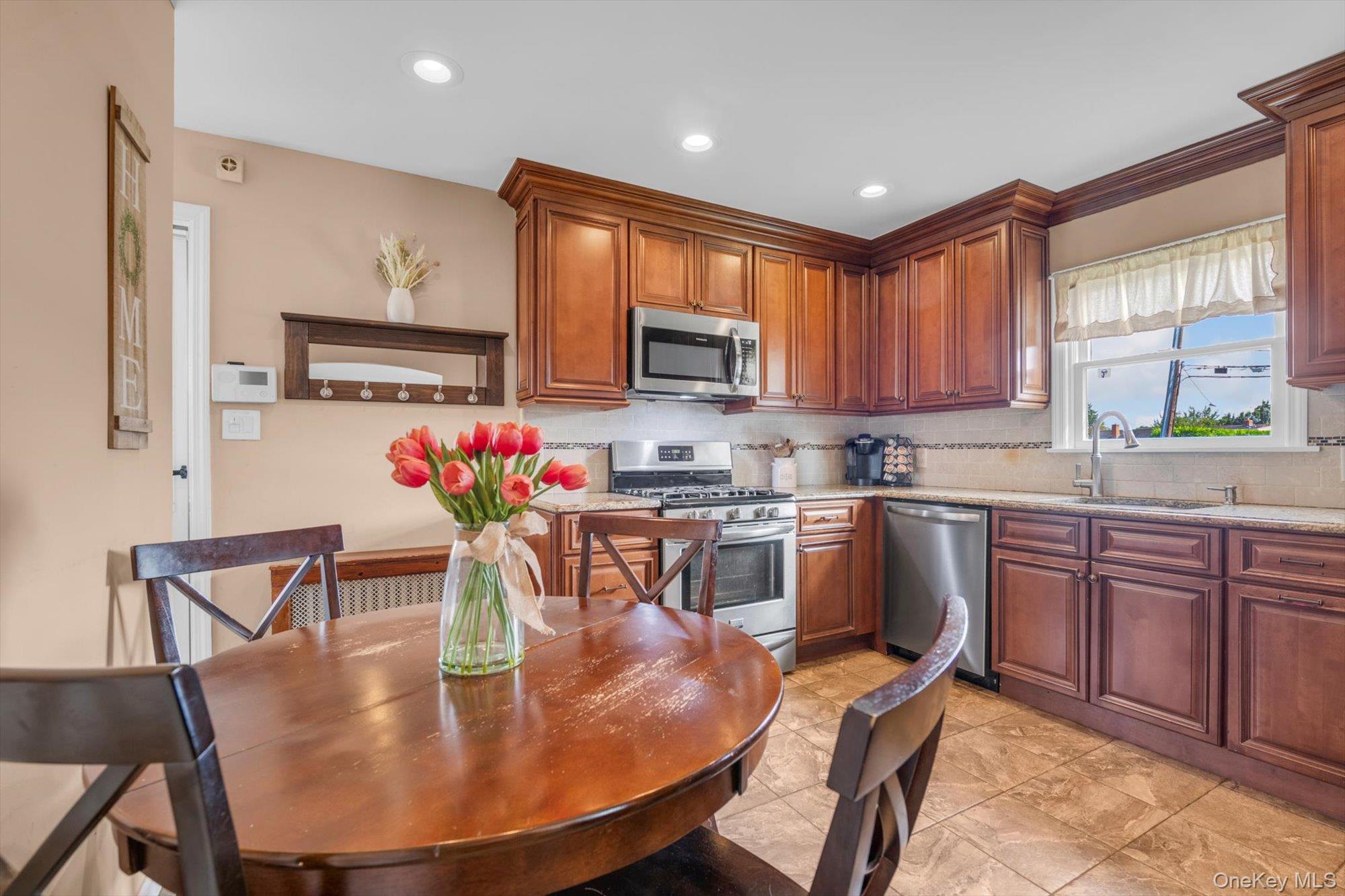 Hicksville, New York, 11801, United States, 3 Bedrooms Bedrooms, ,2 BathroomsBathrooms,Residential,For Sale,1950736