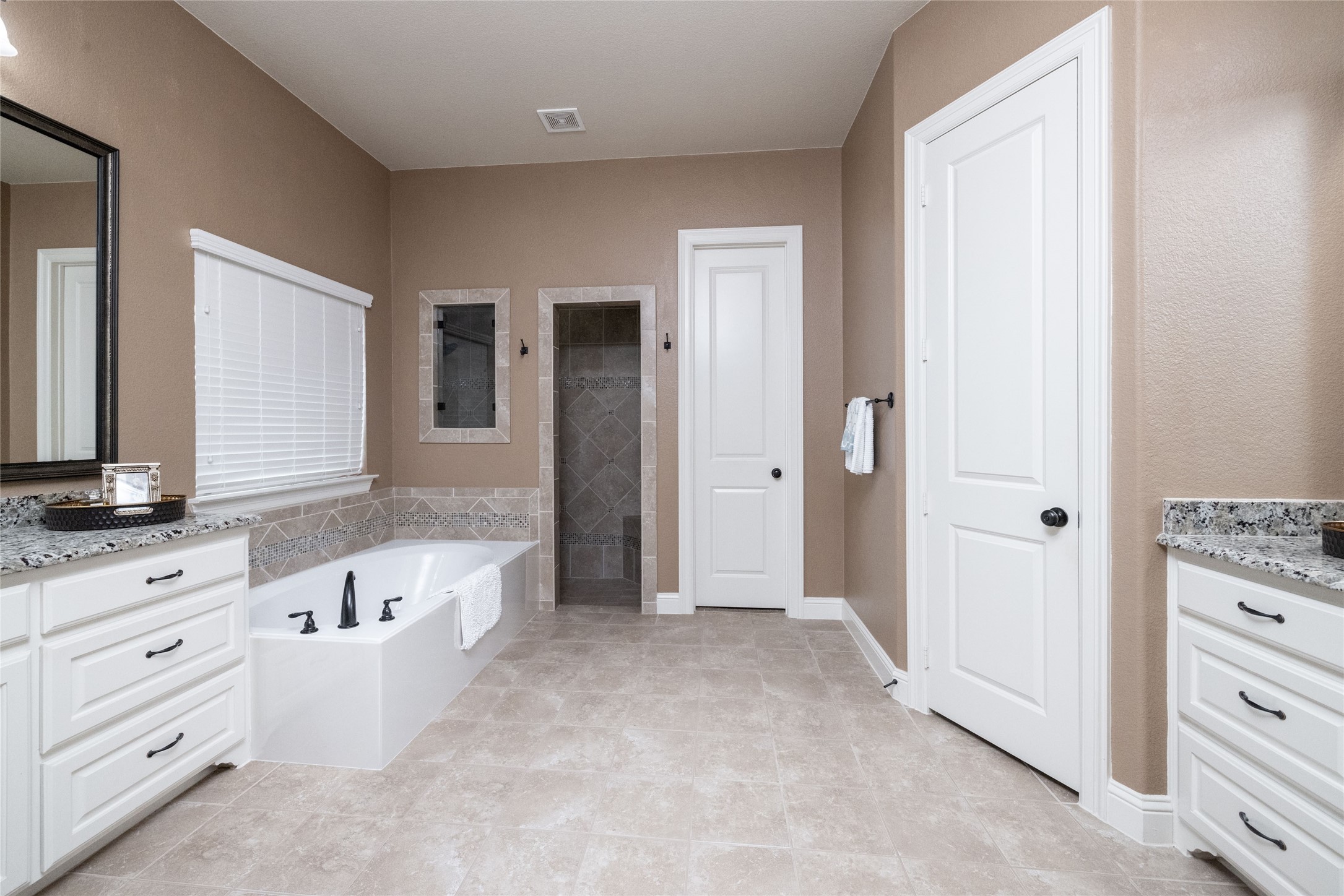 Roanoke, Texas, 76262, United States, 4 Bedrooms Bedrooms, ,5 BathroomsBathrooms,Residential,For Sale,1827754