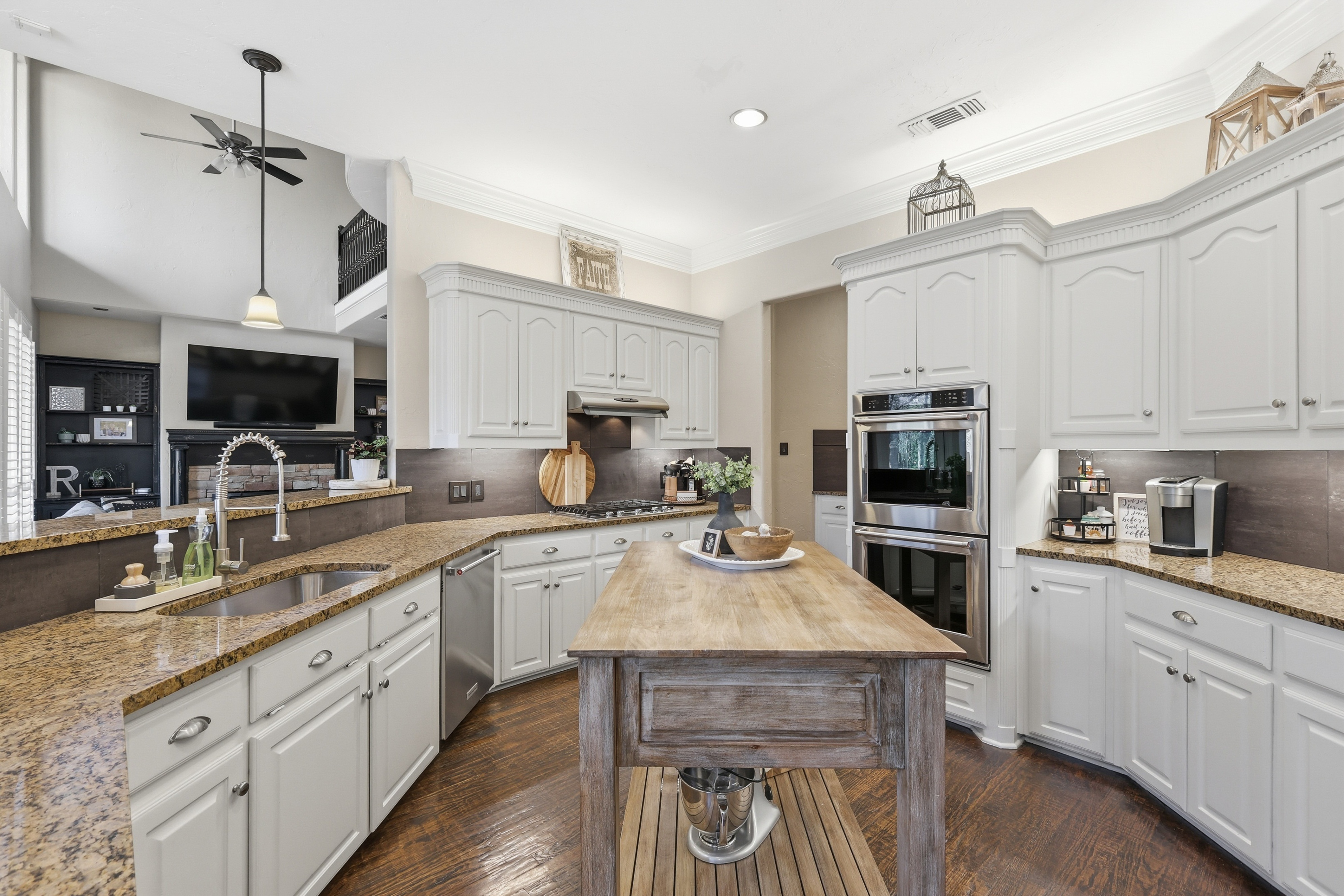  Resort-Style Estate Living on 1.9 Wooded Acres in Prestigious Shadow Wood Estate - 物件實景