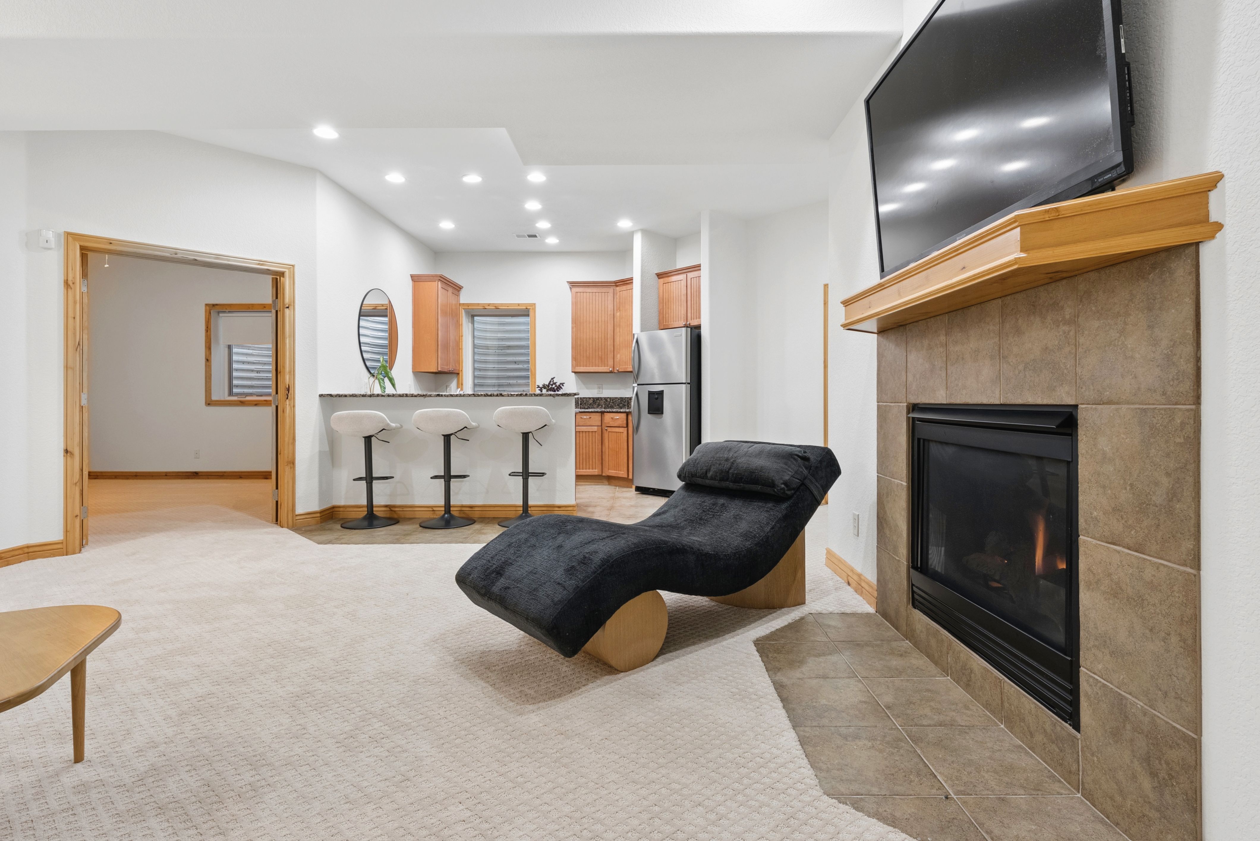  2895 S Cook Street  Finished Walkout Home - 物件實景