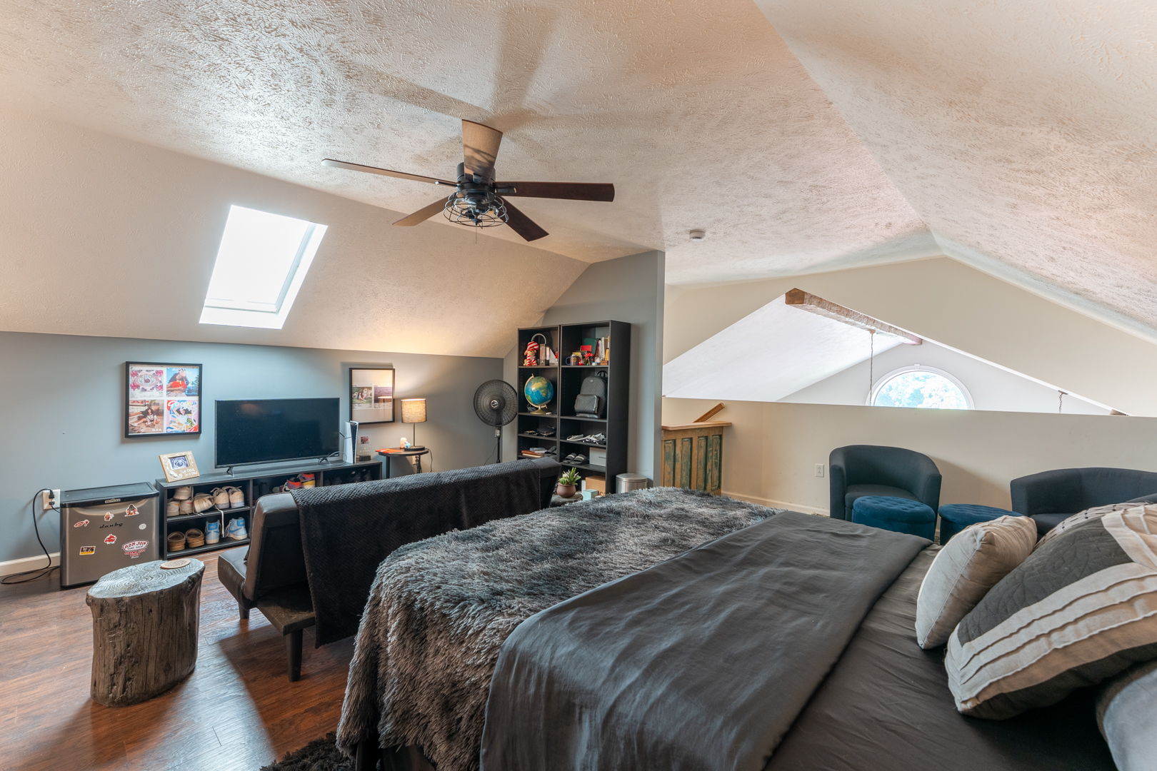 W Frankfort, Illinois, 62896, United States, 5 Bedrooms Bedrooms, ,4 BathroomsBathrooms,Residential,For Sale,1929151