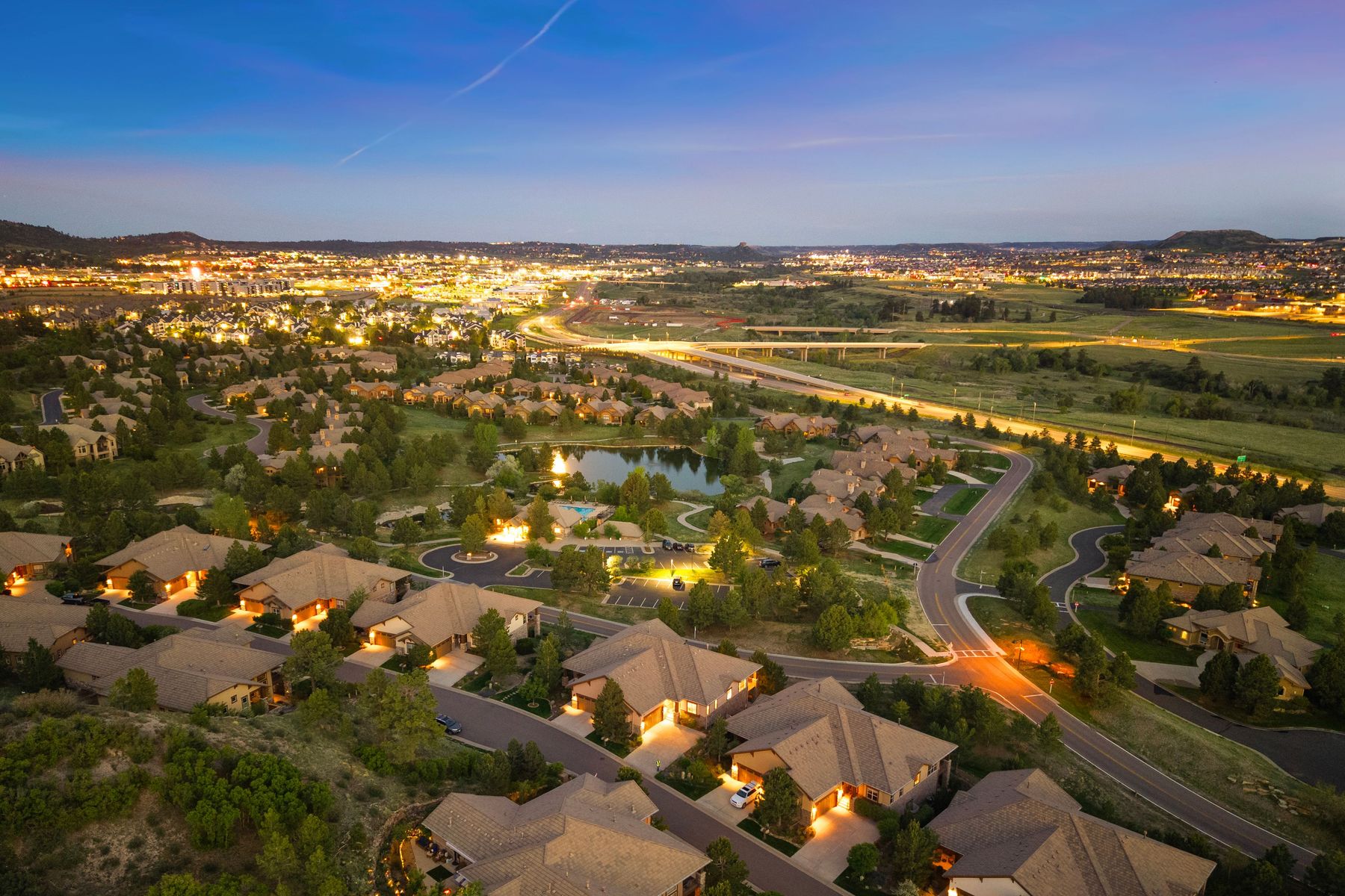  set against a backdrop  of colorado mountain views - 物件實景