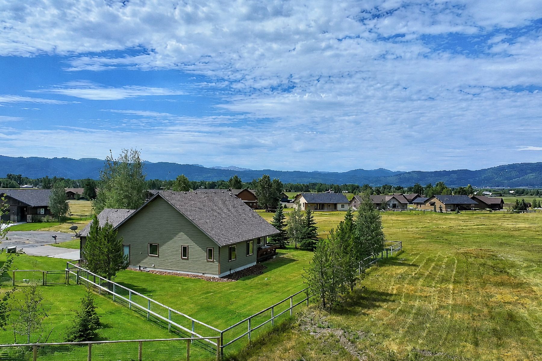  Charming Vaulted-Ceiling Ranch in River Meadows - 物件實景