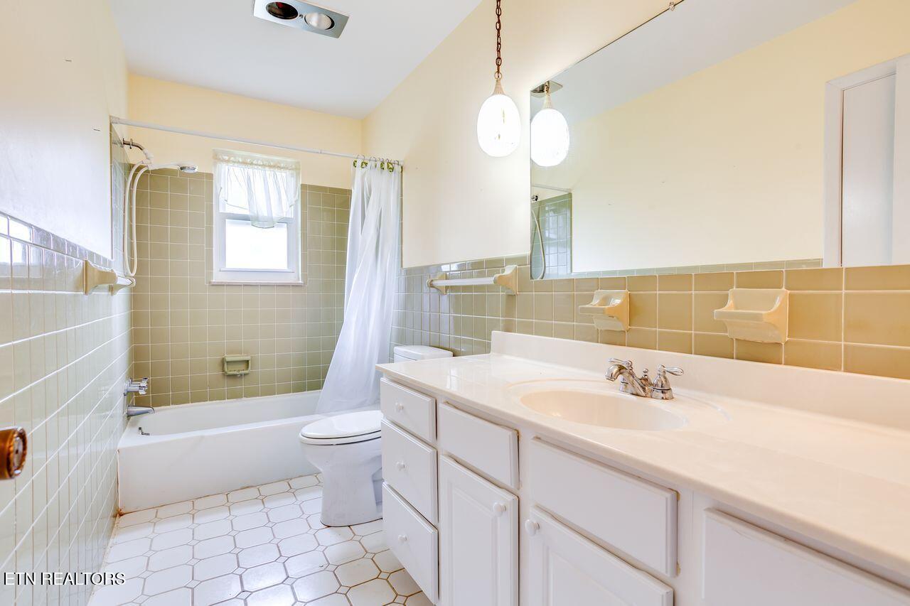 Knoxville, Tennessee, 37934, United States, 4 Bedrooms Bedrooms, ,2 BathroomsBathrooms,Residential,For Sale,2048398