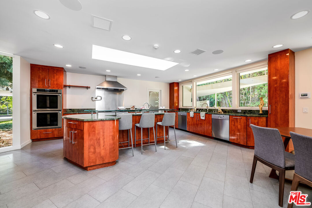 Beverly Hills, California, 90210, United States, 7 Bedrooms Bedrooms, ,2 BathroomsBathrooms,Residential,For Sale,1896171