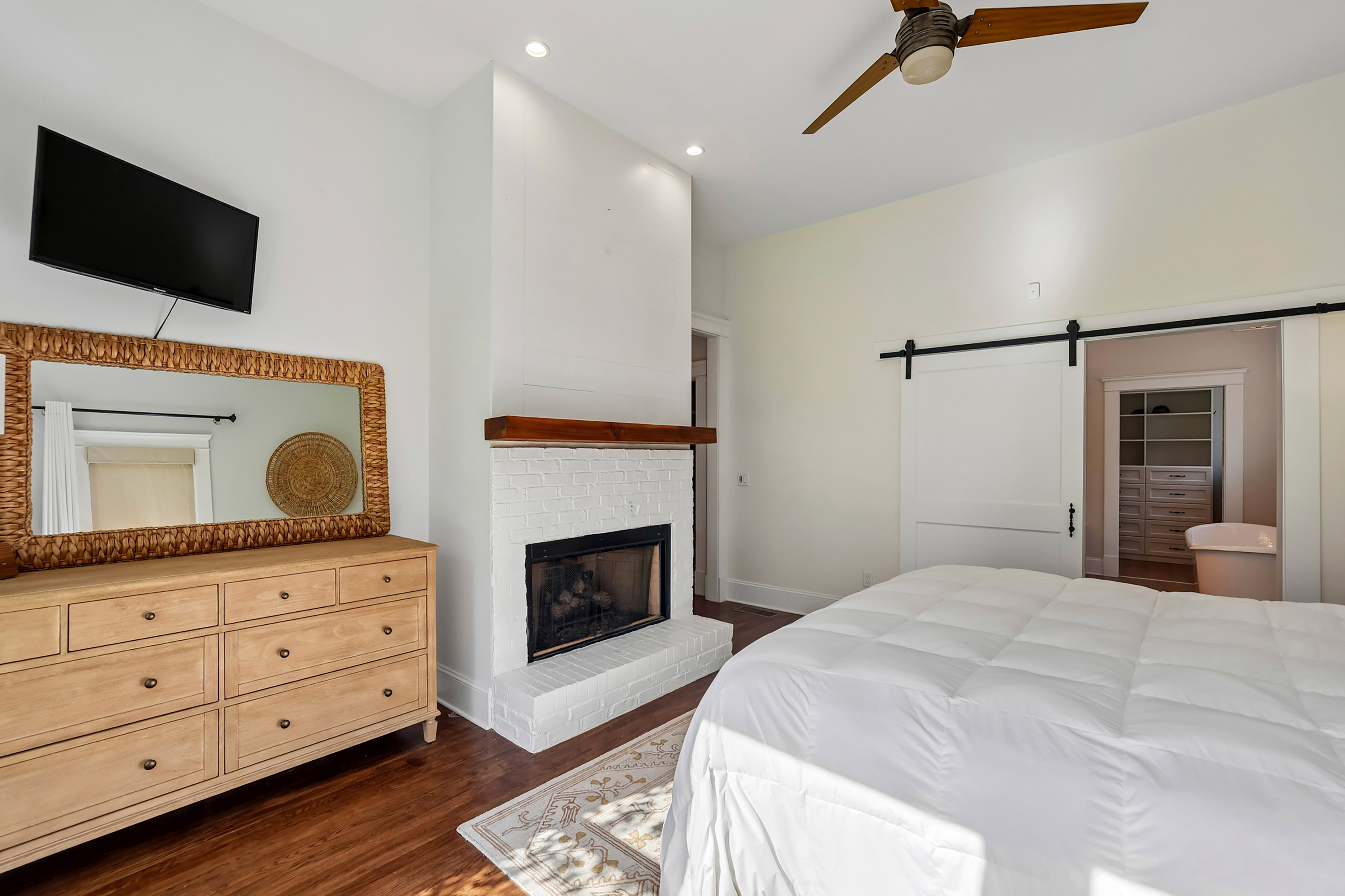  Renovated Bungalow Blends Historic Atlanta Character with Modern Luxury - 物件實景