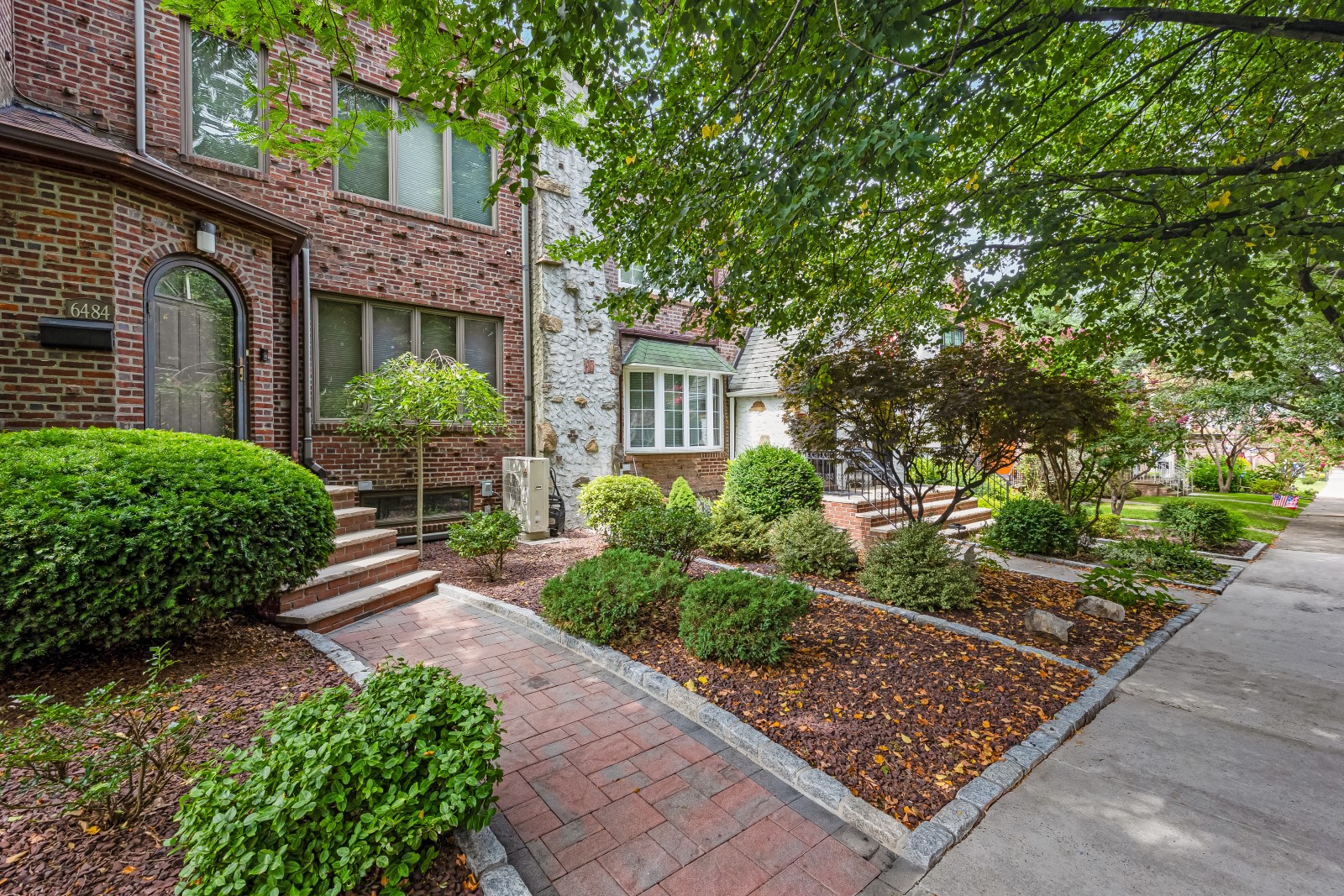 Middle Village, New York, 11379, United States, 3 Bedrooms Bedrooms, ,2 BathroomsBathrooms,Residential,For Sale,1941665