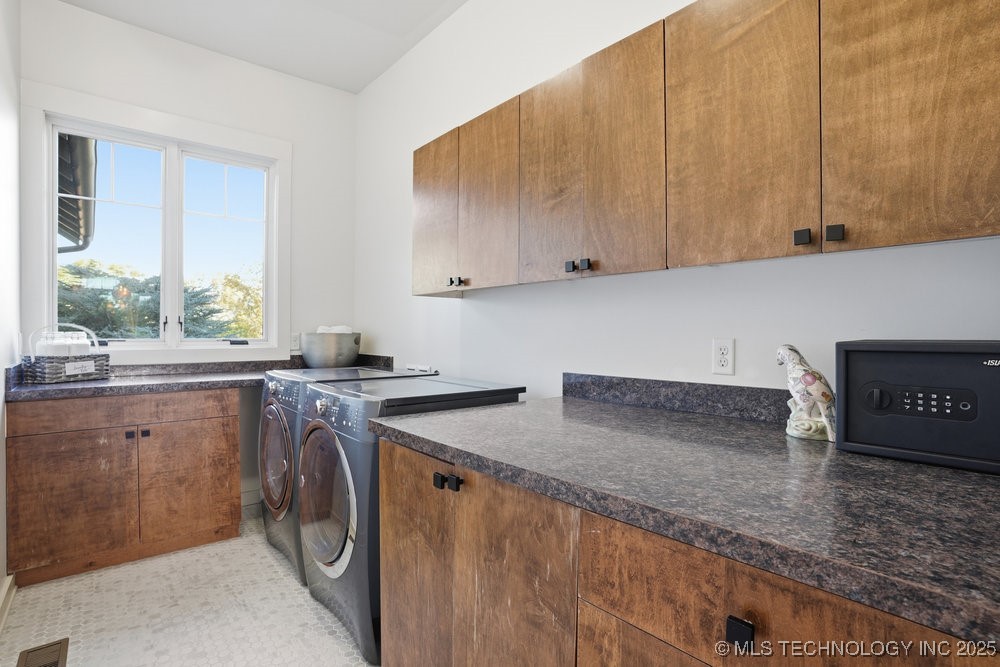 Jenks, Oklahoma, 74037, United States, 5 Bedrooms Bedrooms, ,6 BathroomsBathrooms,Residential,For Sale,1989076