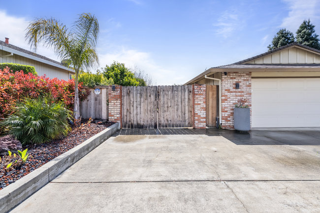 Hollister, California, 95023, United States, 3 Bedrooms Bedrooms, ,2 BathroomsBathrooms,Residential,For Sale,1882231