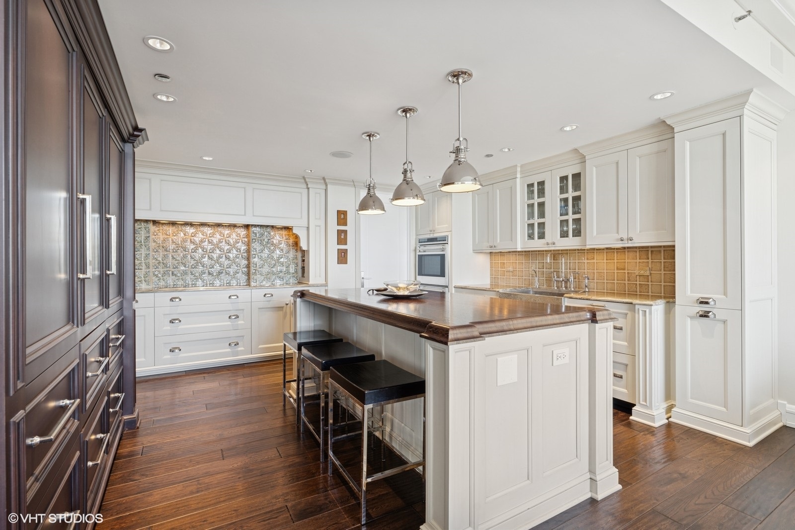 Chicago, Illinois, 60611, United States, 3 Bedrooms Bedrooms, ,3 BathroomsBathrooms,Residential,For Sale,1941703