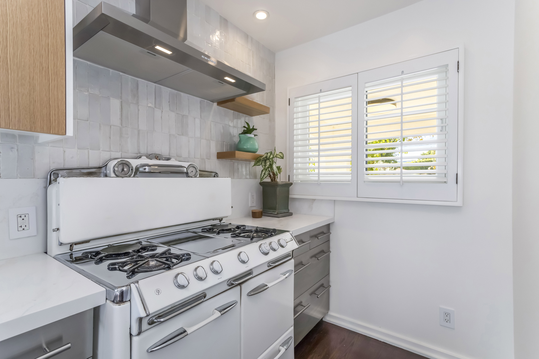  742 N June St - 物件實景