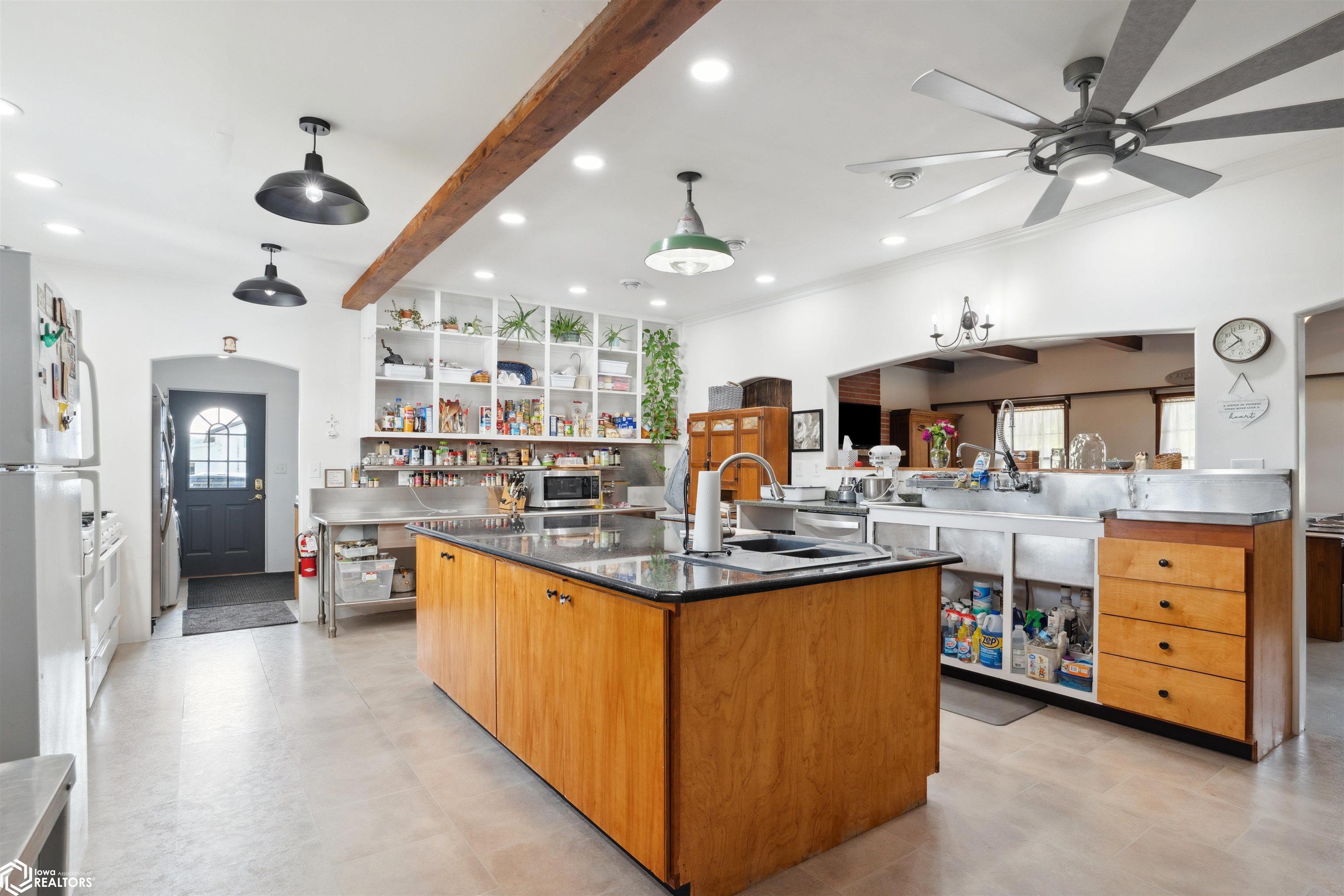 Dallas City, Illinois, 62330, United States, 8 Bedrooms Bedrooms, ,7 BathroomsBathrooms,Residential,For Sale,1980104