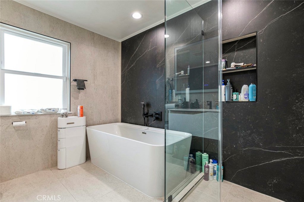 Glendale, California, 91201, United States, 4 Bedrooms Bedrooms, ,5 BathroomsBathrooms,Residential,For Sale,1969452