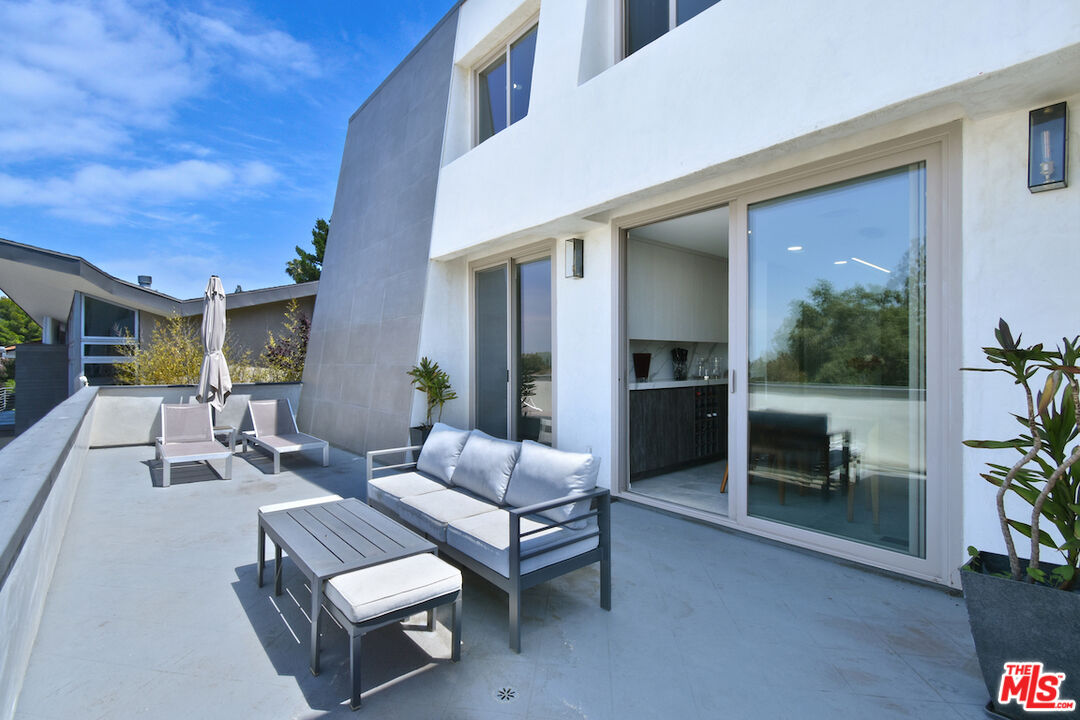 Sherman Oaks, California, 91403, United States, 4 Bedrooms Bedrooms, ,4 BathroomsBathrooms,Residential,For Sale,1794454