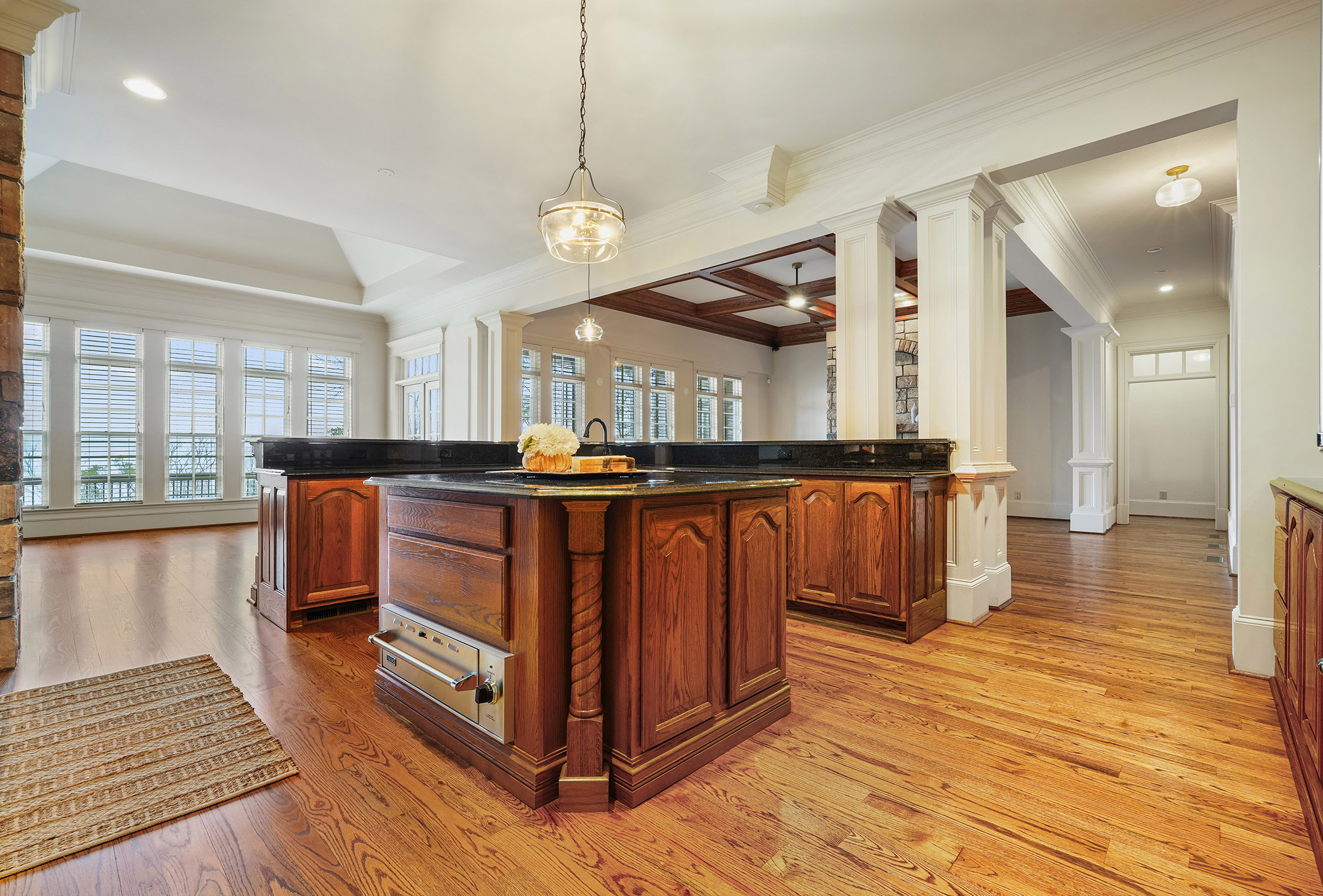  Stunning Interiors Meet Breathtaking Mountain Views in Big Canoe - 物件實景