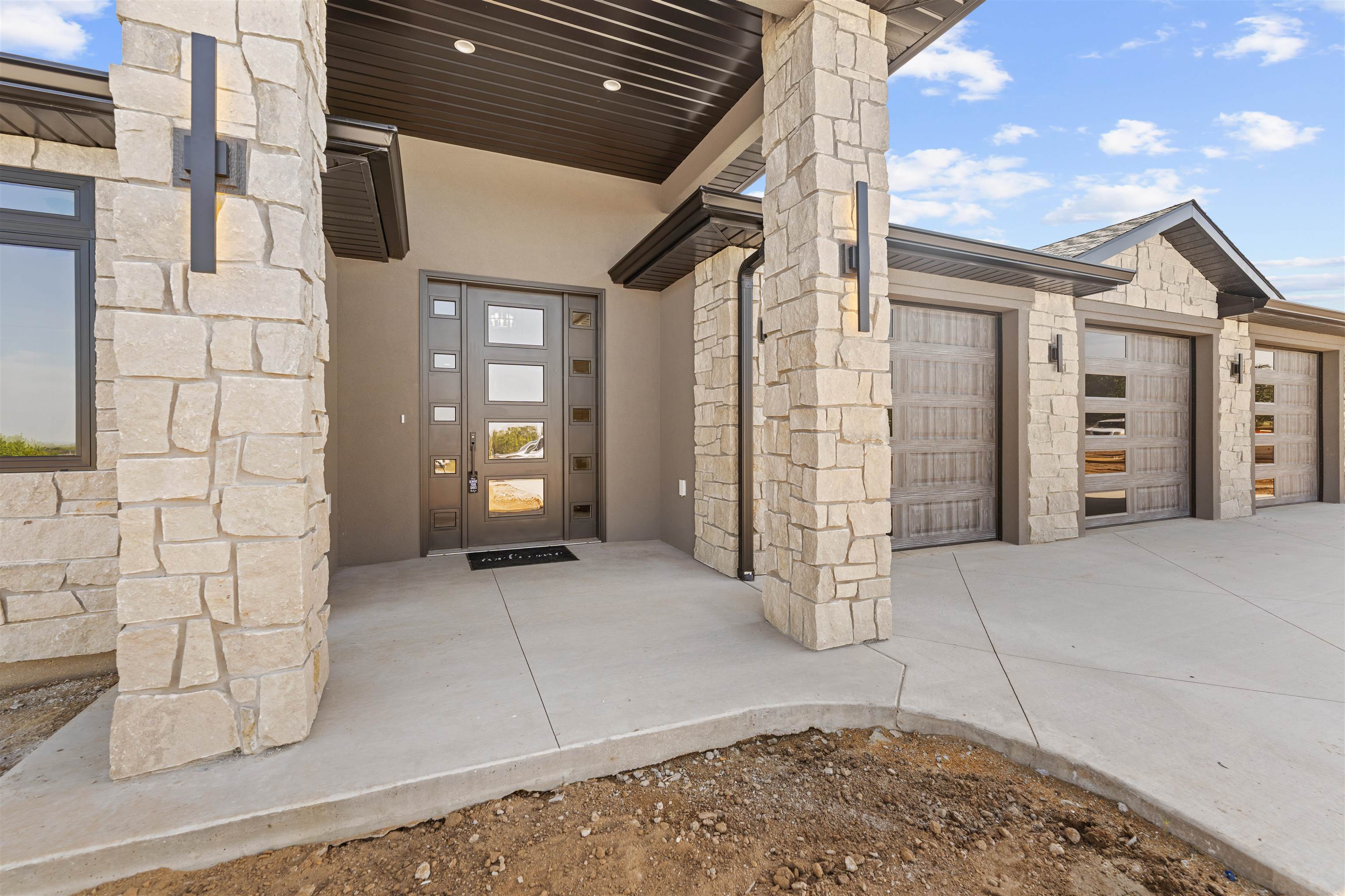 Salina, Kansas, 67401, United States, 3 Bedrooms Bedrooms, ,3 BathroomsBathrooms,Residential,For Sale,1956761