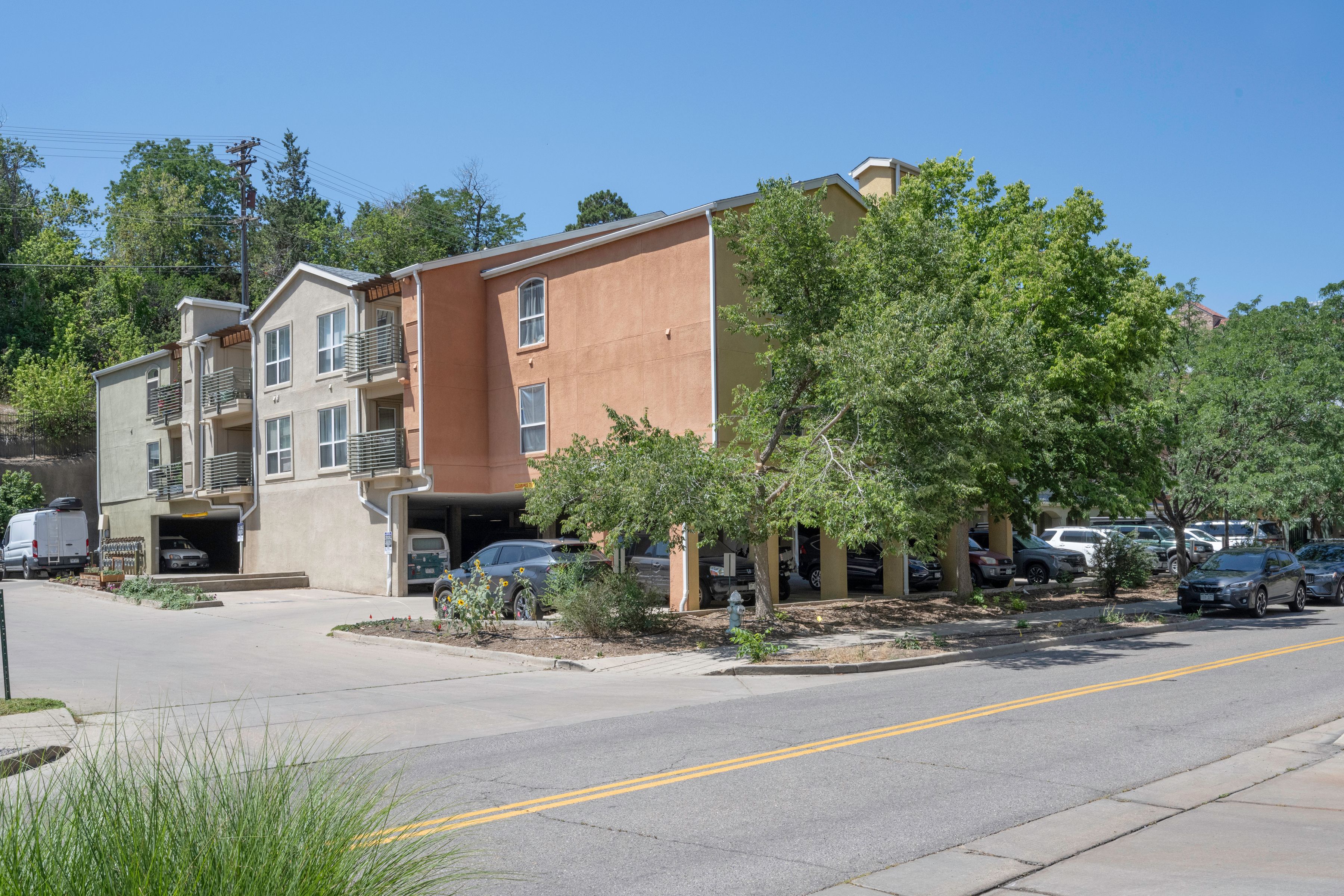  Sun-Drenched, Top-Floor End-Unit Condominium in the Heart of Central Boulder - 物件實景