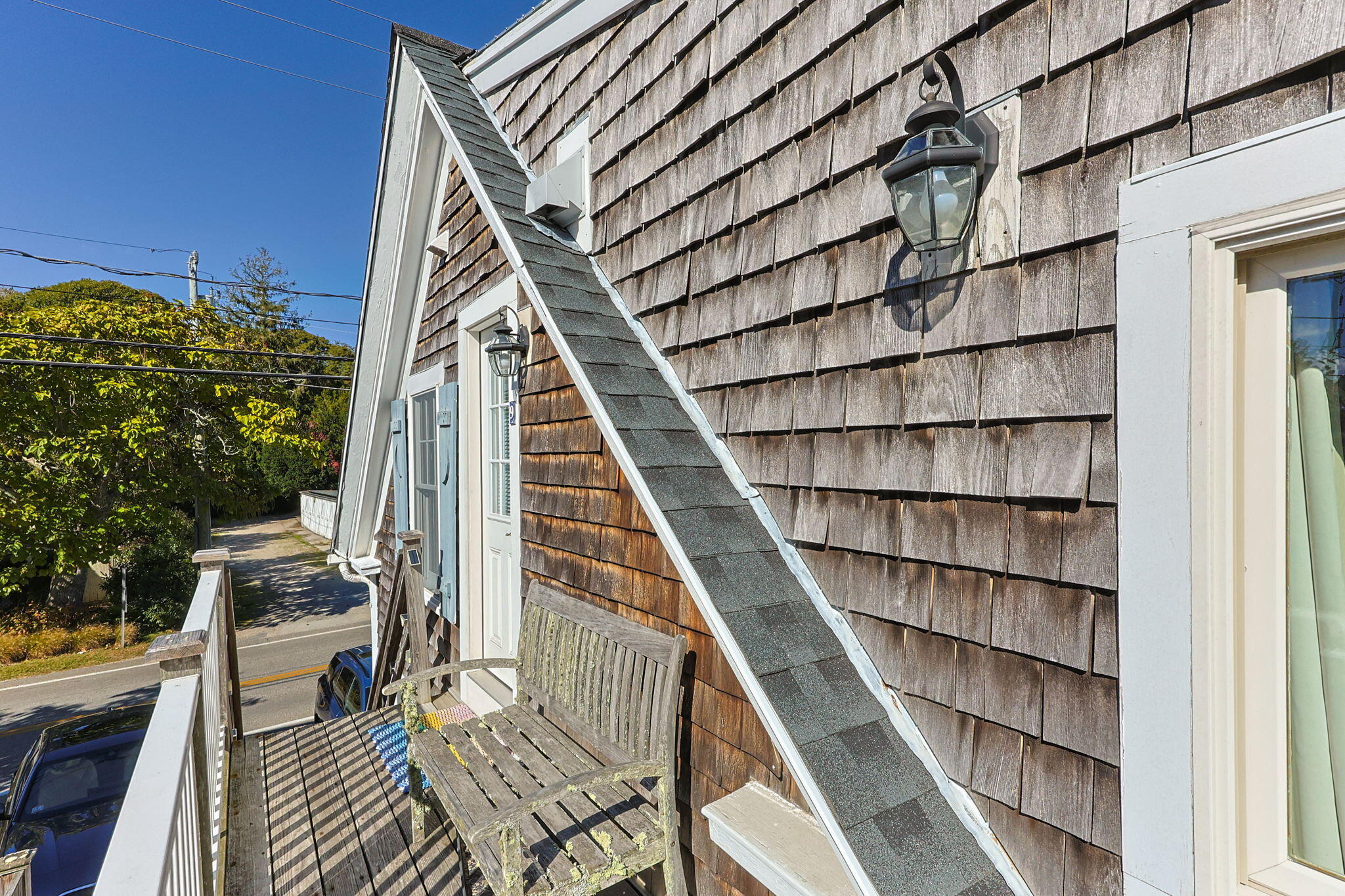  Soaring Ceilings, Two Private Decks & a Fresh Take on East End Living - 物件實景