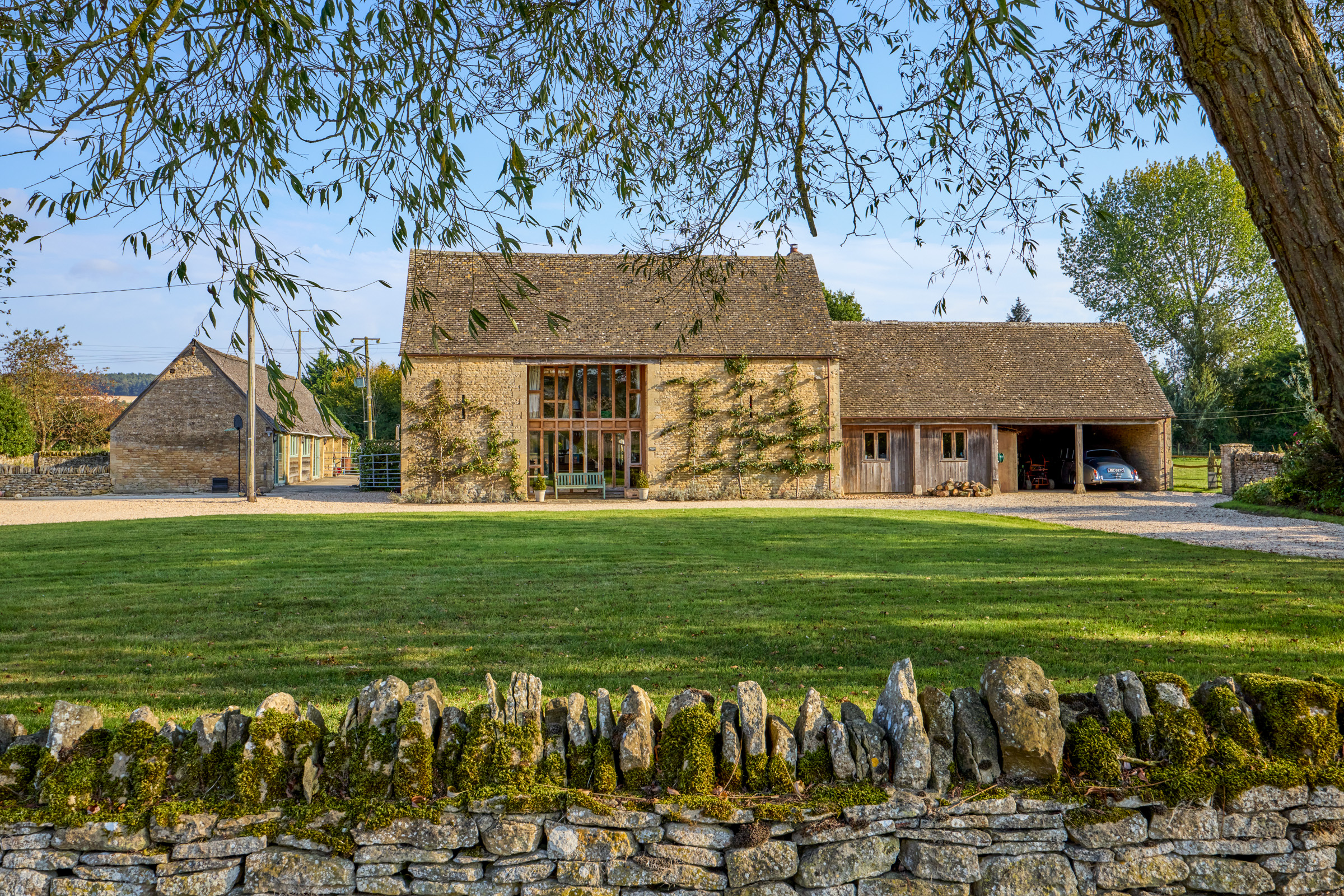  Grade II listed Cotswold stone barn situated on the edge of a renowned village - 物件實景