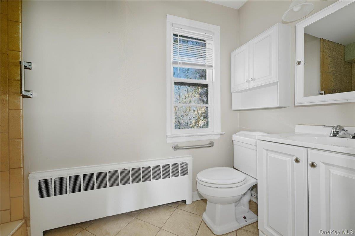 Mineola, New York, 11501, United States, 2 Bedrooms Bedrooms, ,2 BathroomsBathrooms,Residential,For Sale,1999763