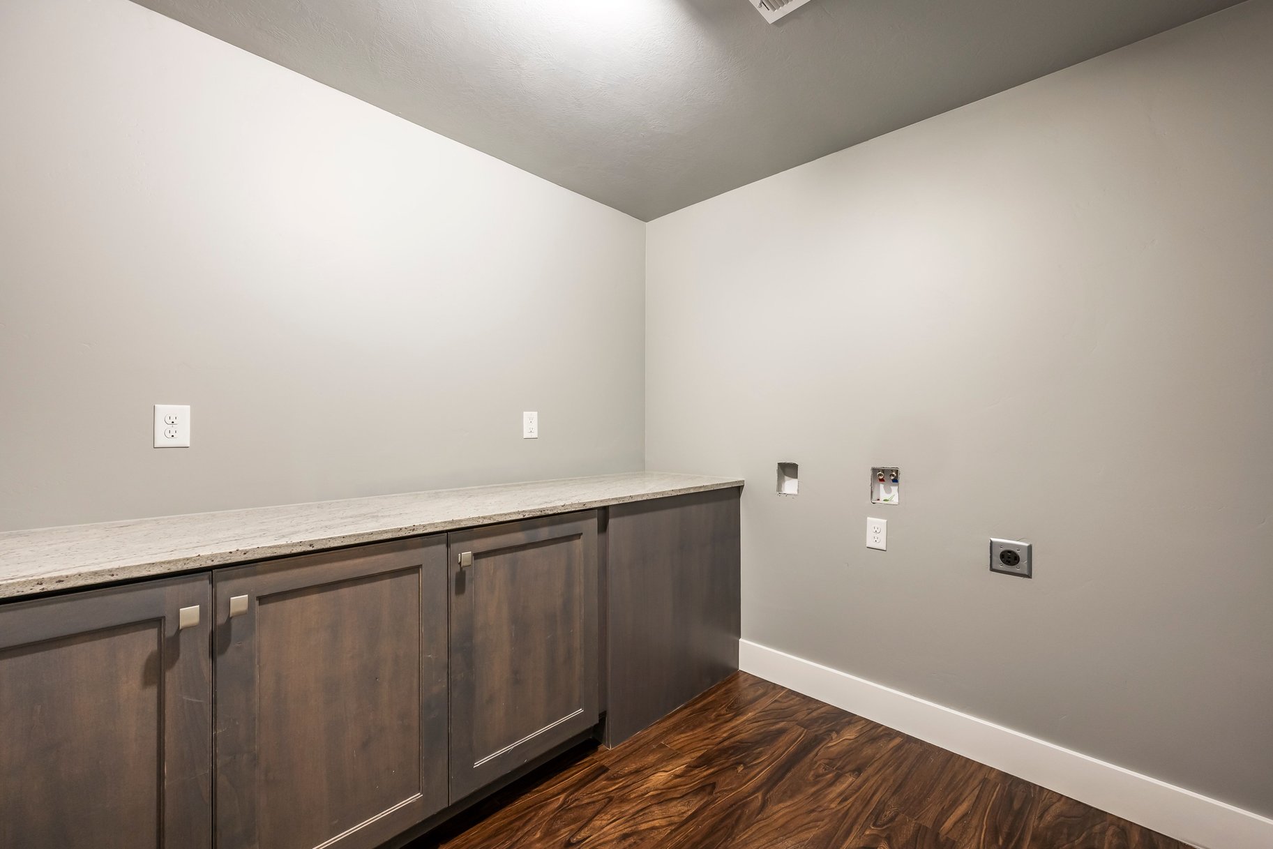  Beautiful Craftsman Rambler With Basement Apartment, Sports Pool and Pool House - 物件實景